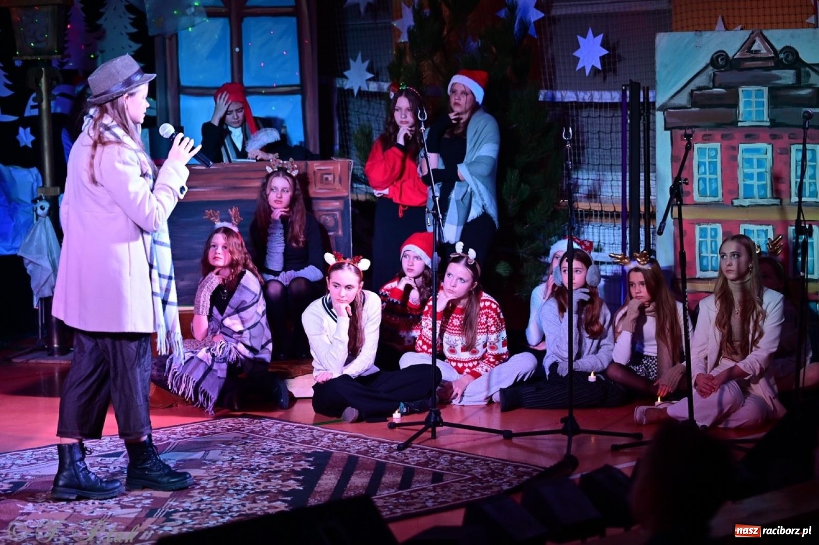 Zdjęcie w galerii na portalu naszraciborz.pl: Przemiana, nadzieja, miłość. Opowieść wigilijna na scenie SP 13 wiadomości z regionu