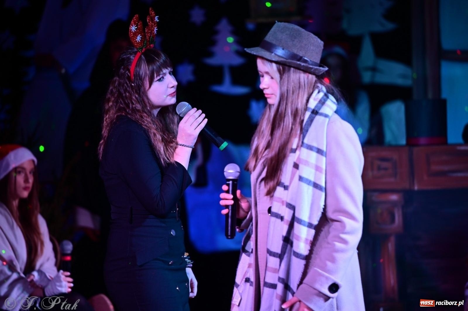 Zdjęcie w galerii na portalu naszraciborz.pl: Przemiana, nadzieja, miłość. Opowieść wigilijna na scenie SP 13 wiadomości z regionu