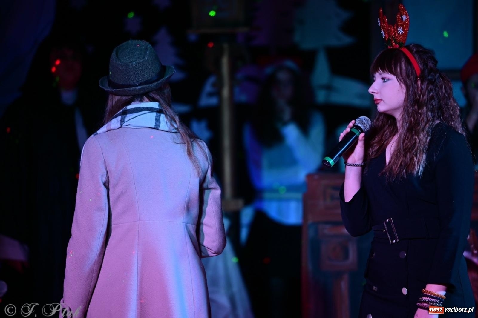 Zdjęcie w galerii na portalu naszraciborz.pl: Przemiana, nadzieja, miłość. Opowieść wigilijna na scenie SP 13 wiadomości z regionu