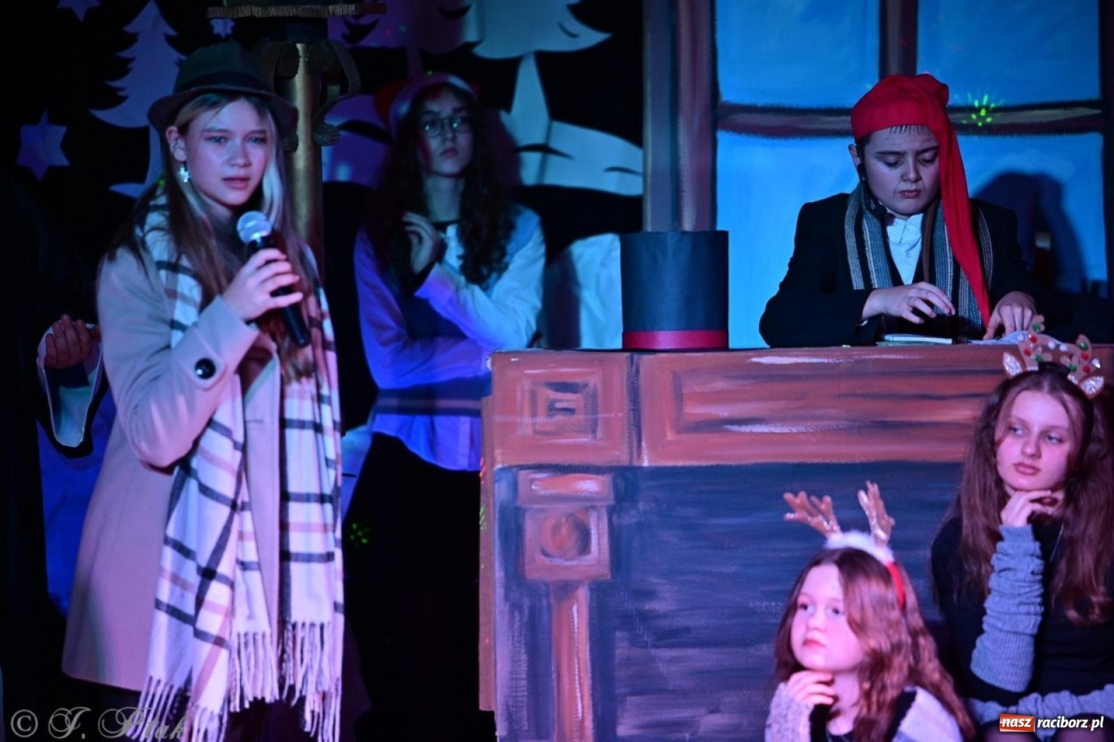 Zdjęcie w galerii na portalu naszraciborz.pl: Przemiana, nadzieja, miłość. Opowieść wigilijna na scenie SP 13 wiadomości z regionu