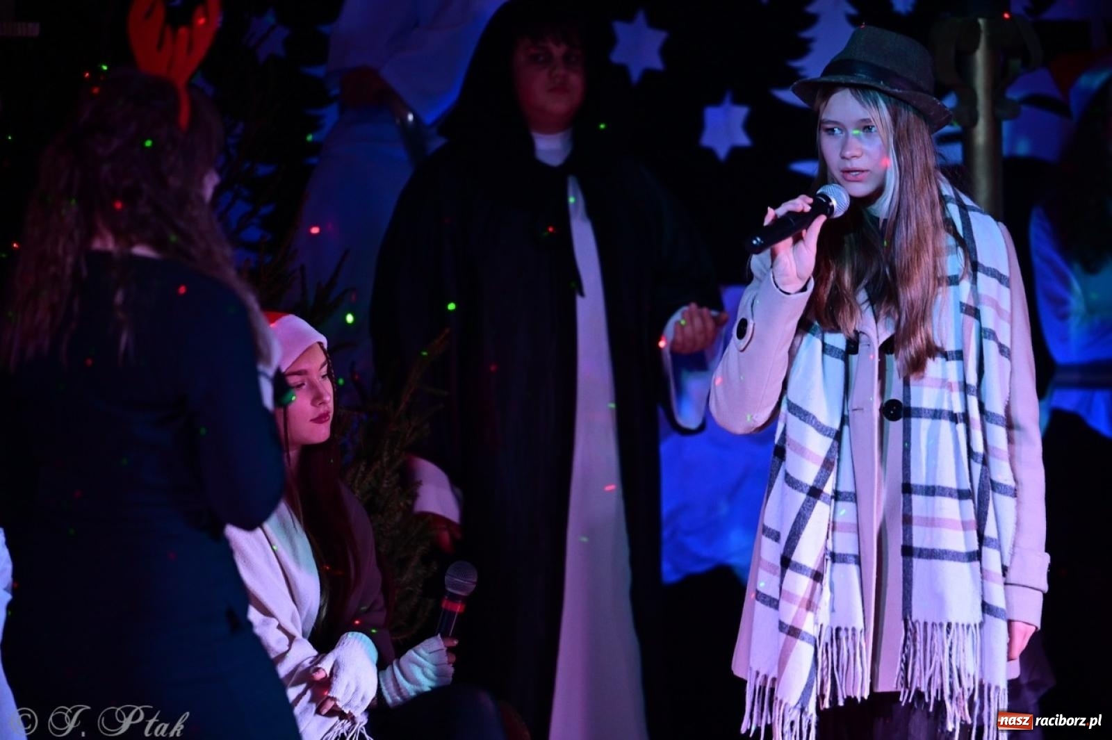 Zdjęcie w galerii na portalu naszraciborz.pl: Przemiana, nadzieja, miłość. Opowieść wigilijna na scenie SP 13 wiadomości z regionu