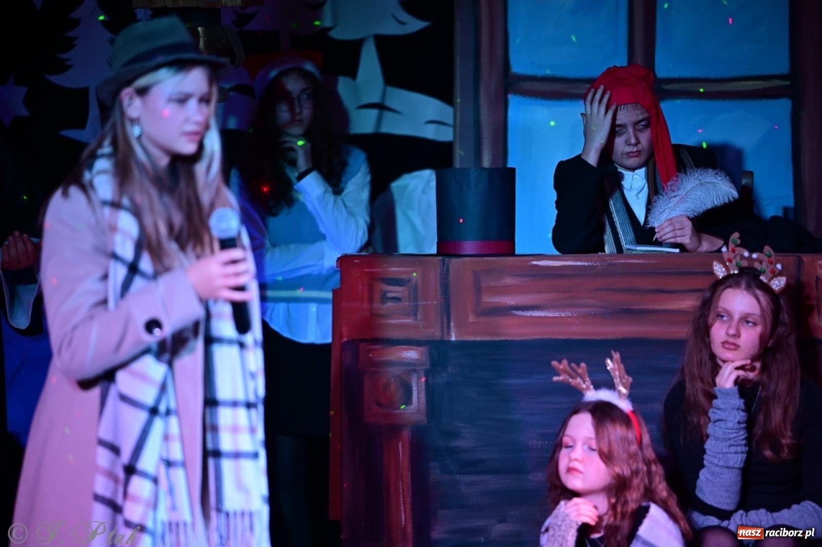 Zdjęcie w galerii na portalu naszraciborz.pl: Przemiana, nadzieja, miłość. Opowieść wigilijna na scenie SP 13 wiadomości z regionu