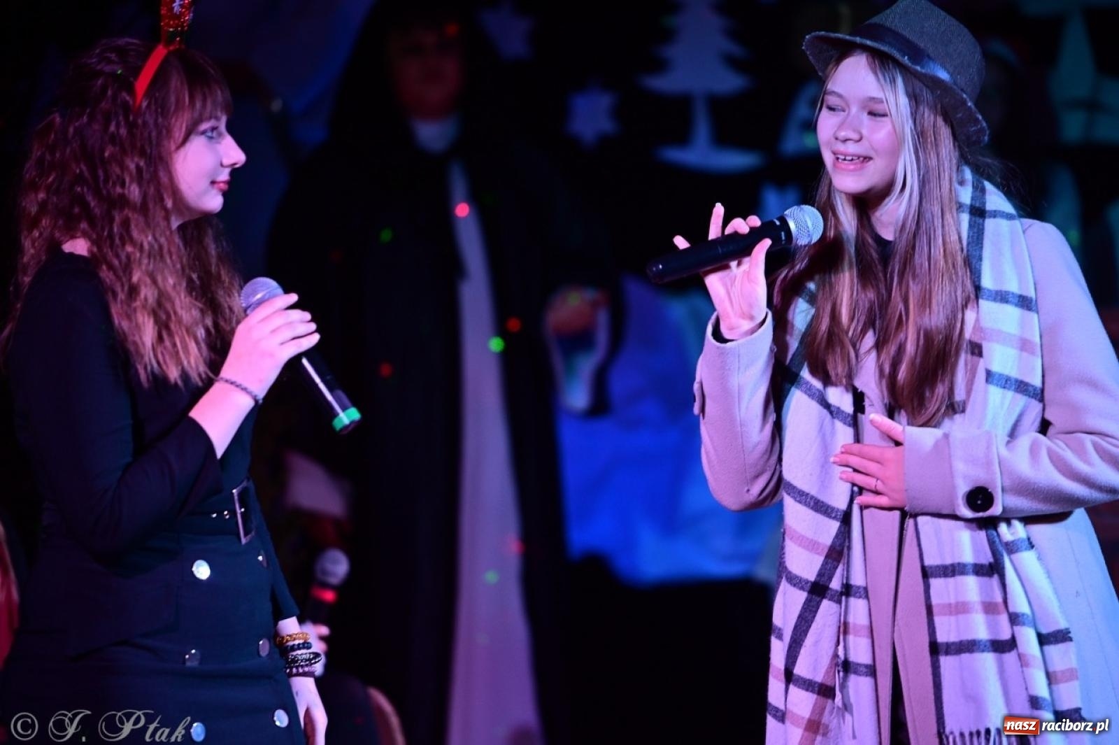 Zdjęcie w galerii na portalu naszraciborz.pl: Przemiana, nadzieja, miłość. Opowieść wigilijna na scenie SP 13 wiadomości z regionu