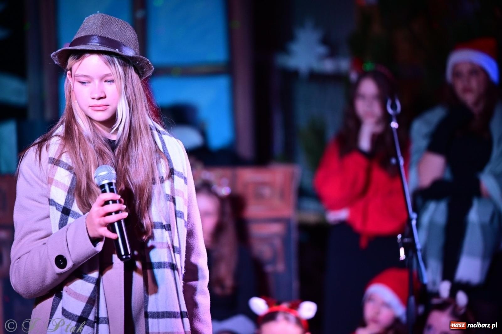 Zdjęcie w galerii na portalu naszraciborz.pl: Przemiana, nadzieja, miłość. Opowieść wigilijna na scenie SP 13 wiadomości z regionu