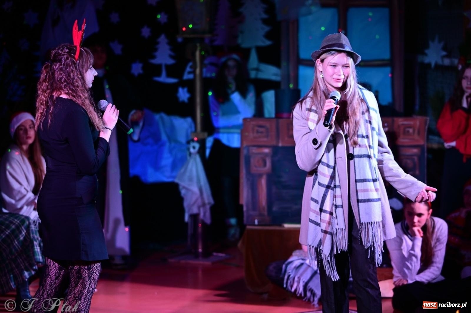 Zdjęcie w galerii na portalu naszraciborz.pl: Przemiana, nadzieja, miłość. Opowieść wigilijna na scenie SP 13 wiadomości z regionu