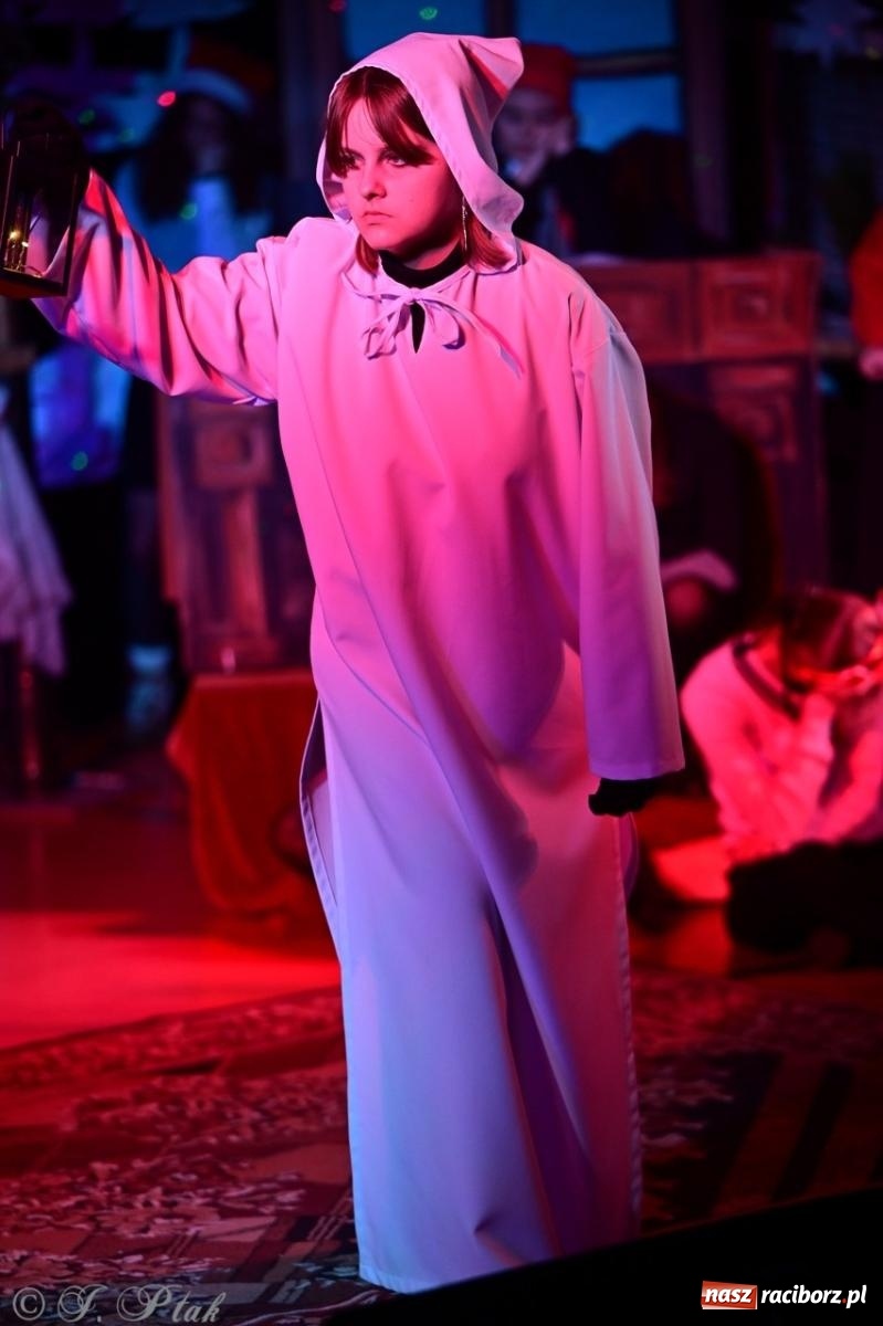 Zdjęcie w galerii na portalu naszraciborz.pl: Przemiana, nadzieja, miłość. Opowieść wigilijna na scenie SP 13 wiadomości z regionu