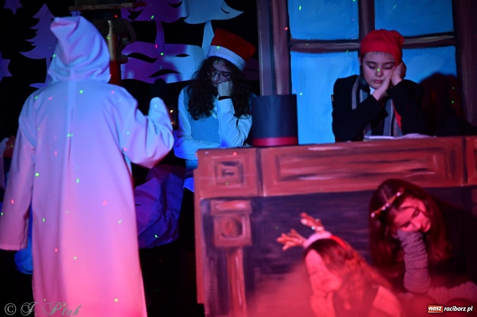 Zdjęcie w galerii na portalu naszraciborz.pl: Przemiana, nadzieja, miłość. Opowieść wigilijna na scenie SP 13 wiadomości z regionu