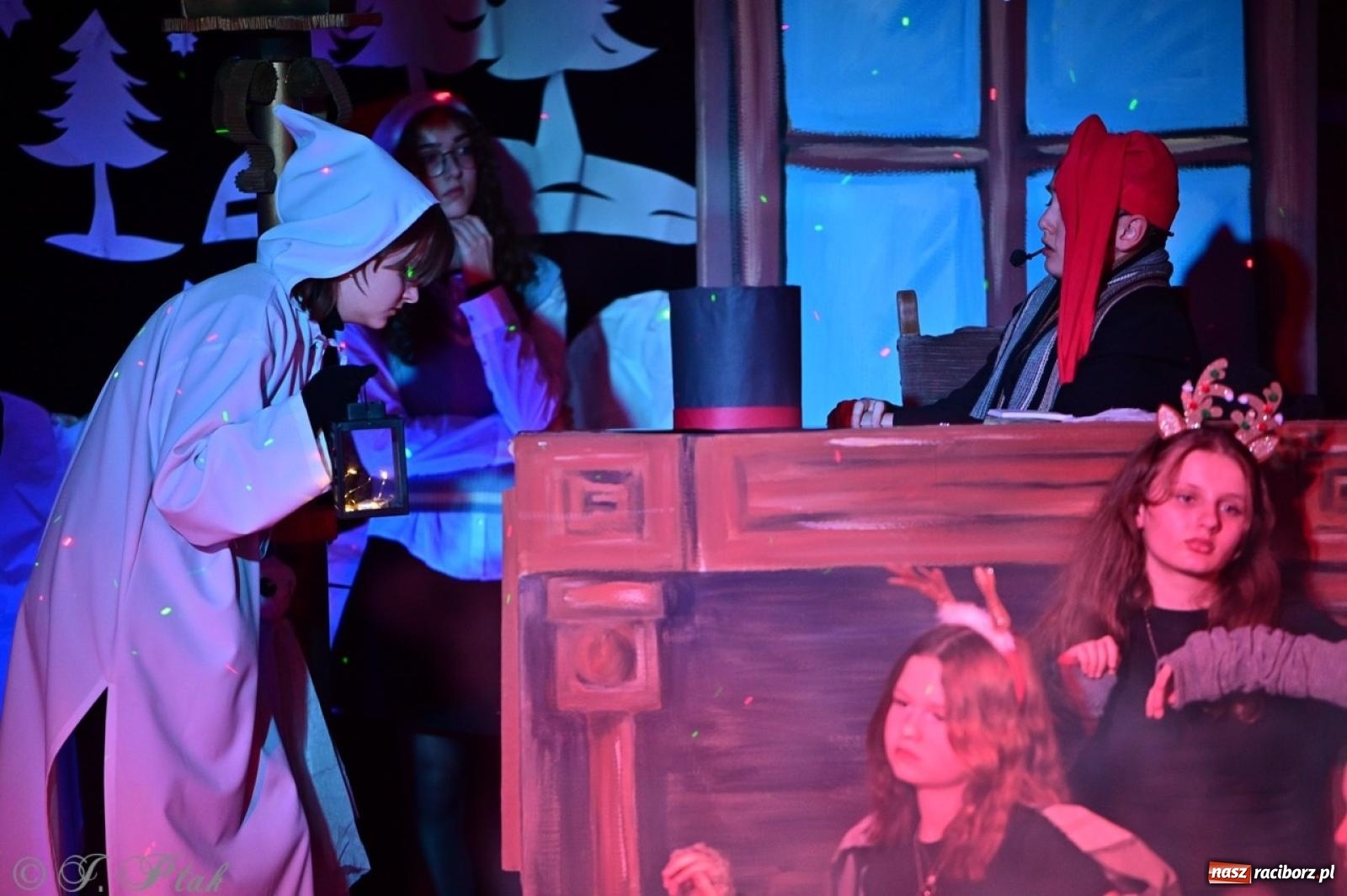 Zdjęcie w galerii na portalu naszraciborz.pl: Przemiana, nadzieja, miłość. Opowieść wigilijna na scenie SP 13 wiadomości z regionu