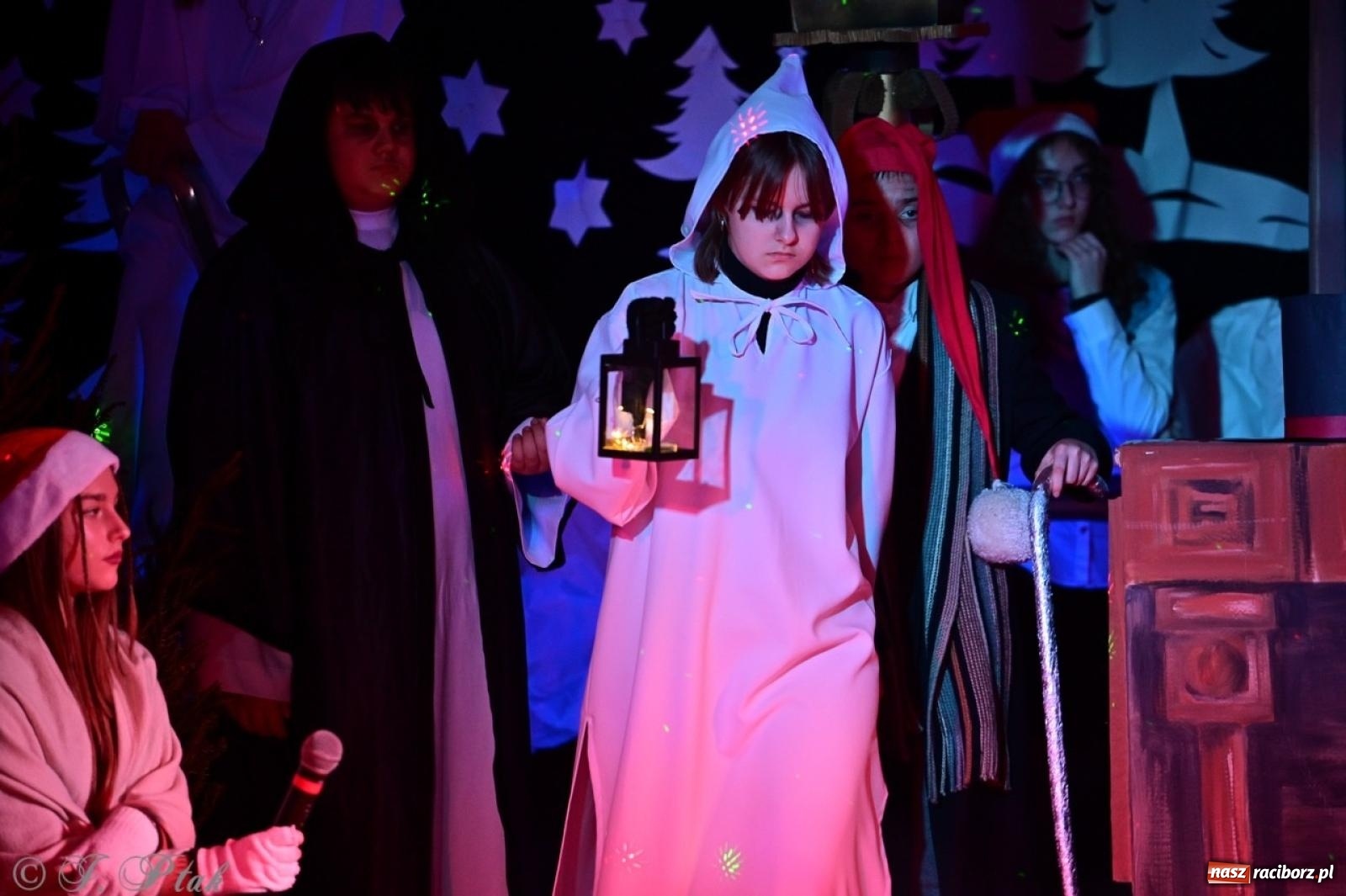 Zdjęcie w galerii na portalu naszraciborz.pl: Przemiana, nadzieja, miłość. Opowieść wigilijna na scenie SP 13 wiadomości z regionu