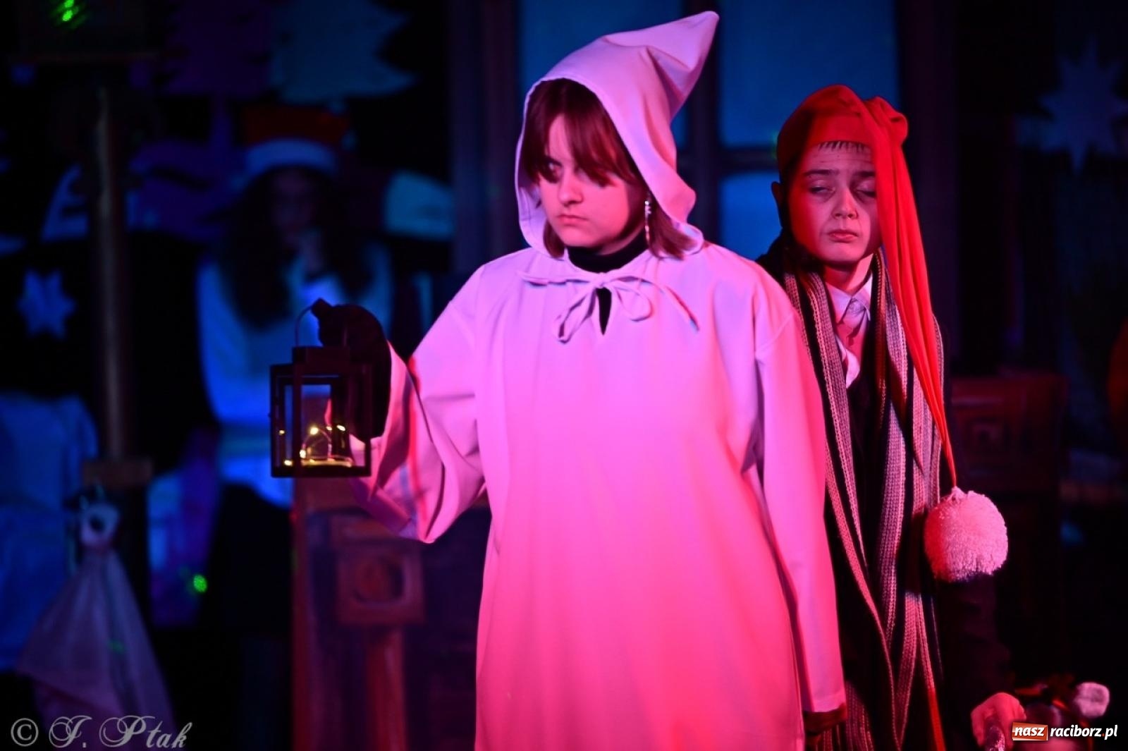 Zdjęcie w galerii na portalu naszraciborz.pl: Przemiana, nadzieja, miłość. Opowieść wigilijna na scenie SP 13 wiadomości z regionu