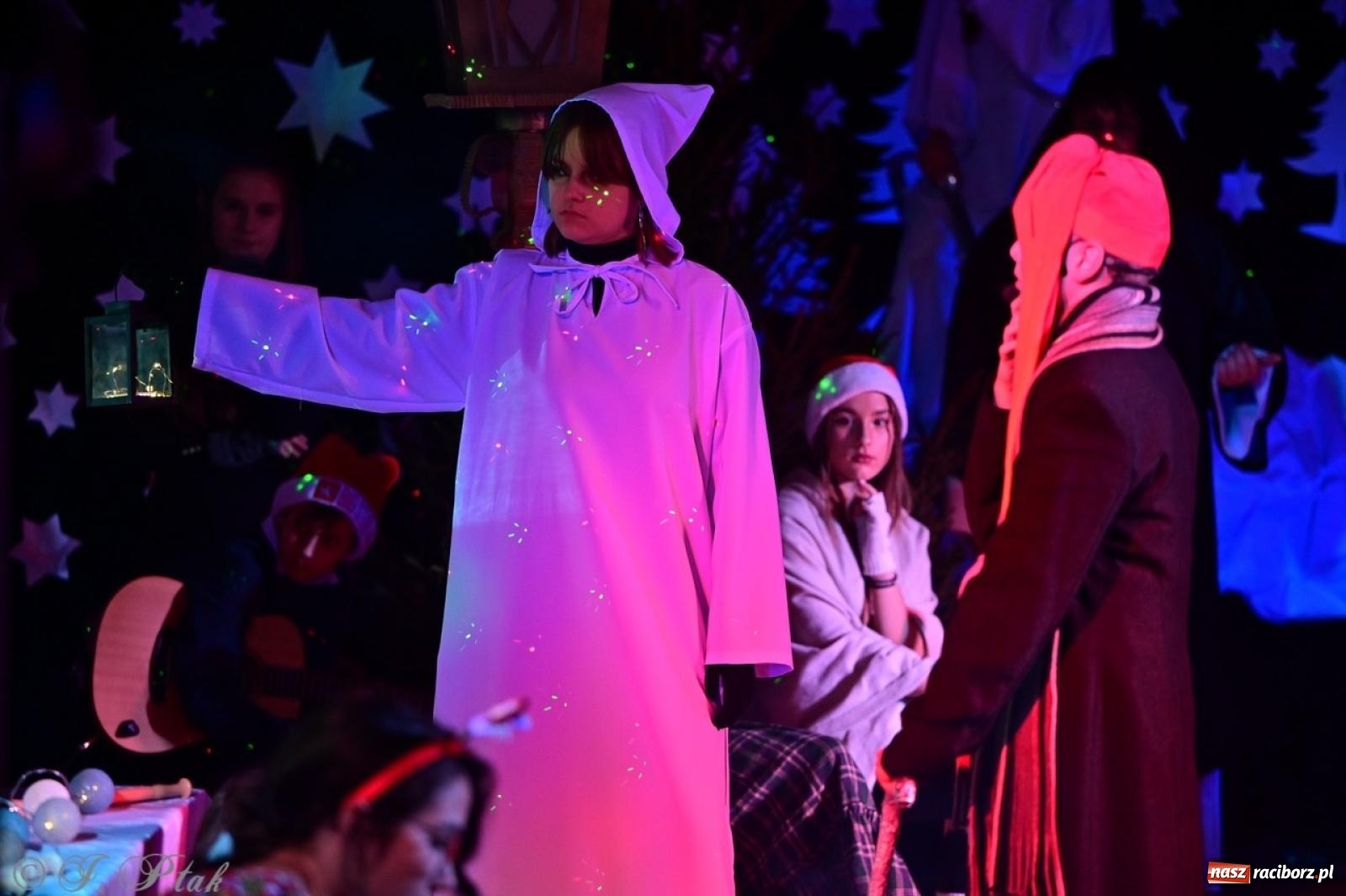 Zdjęcie w galerii na portalu naszraciborz.pl: Przemiana, nadzieja, miłość. Opowieść wigilijna na scenie SP 13 wiadomości z regionu