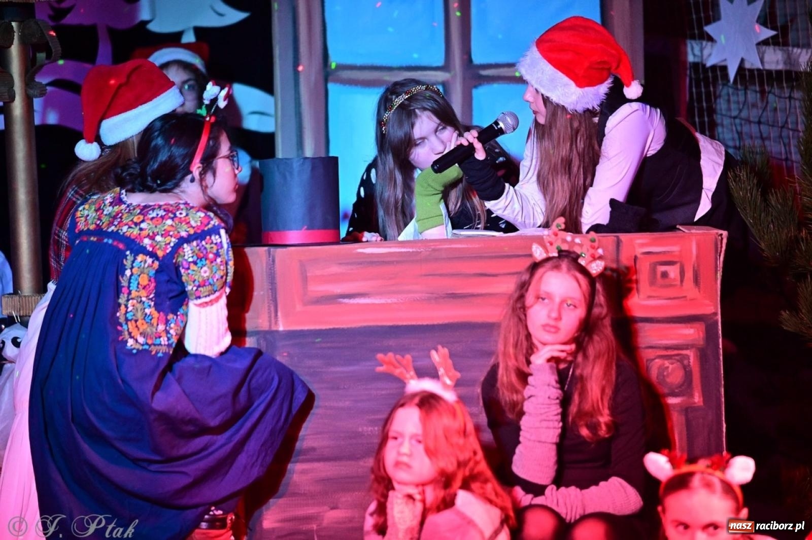 Zdjęcie w galerii na portalu naszraciborz.pl: Przemiana, nadzieja, miłość. Opowieść wigilijna na scenie SP 13 wiadomości z regionu