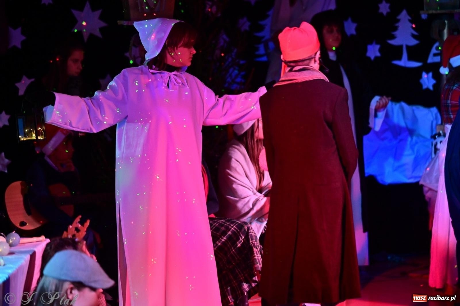 Zdjęcie w galerii na portalu naszraciborz.pl: Przemiana, nadzieja, miłość. Opowieść wigilijna na scenie SP 13 wiadomości z regionu