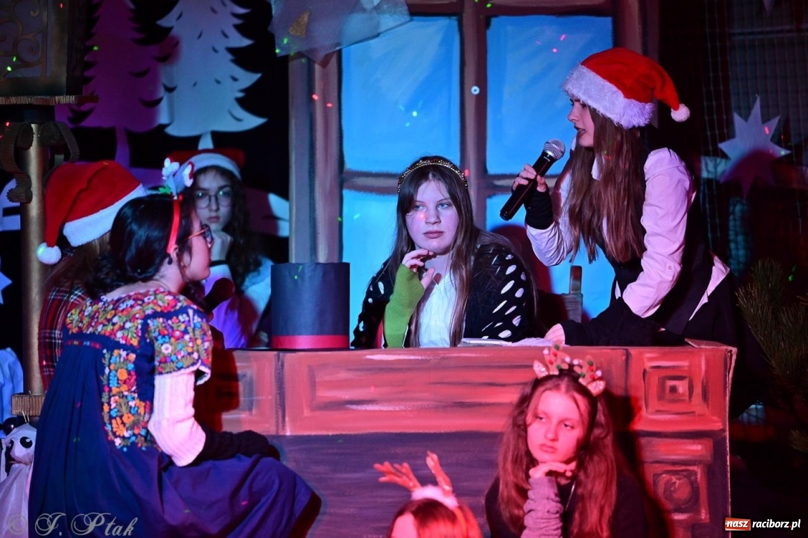 Zdjęcie w galerii na portalu naszraciborz.pl: Przemiana, nadzieja, miłość. Opowieść wigilijna na scenie SP 13 wiadomości z regionu