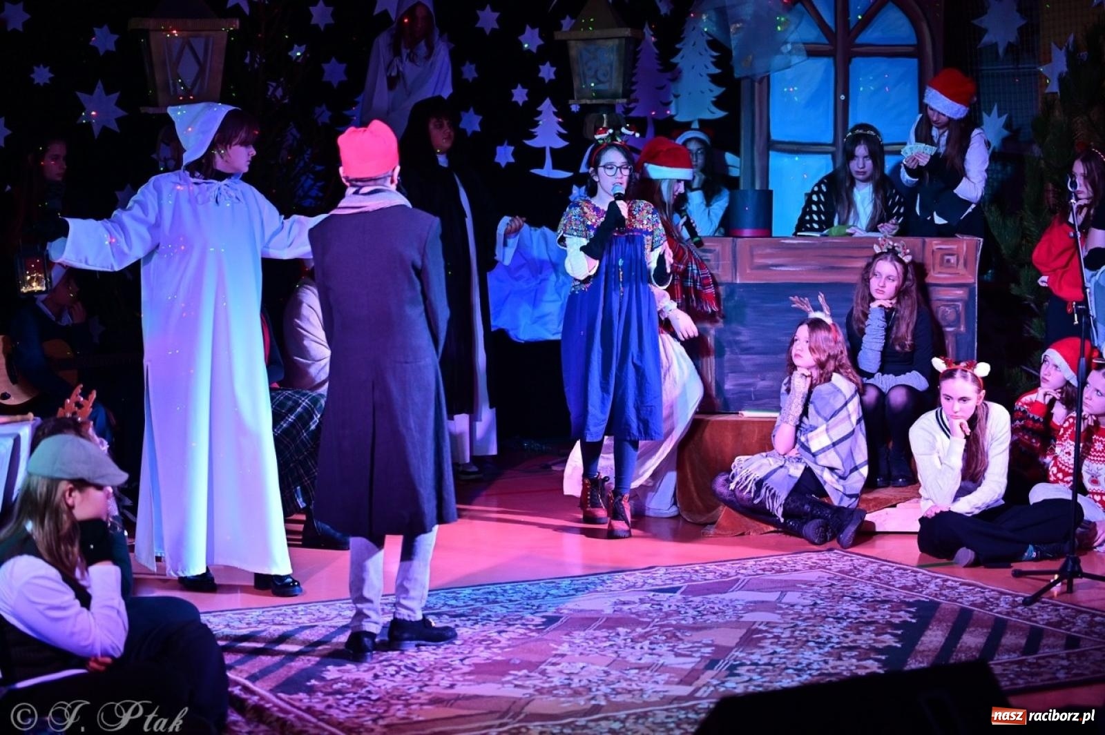 Zdjęcie w galerii na portalu naszraciborz.pl: Przemiana, nadzieja, miłość. Opowieść wigilijna na scenie SP 13 wiadomości z regionu