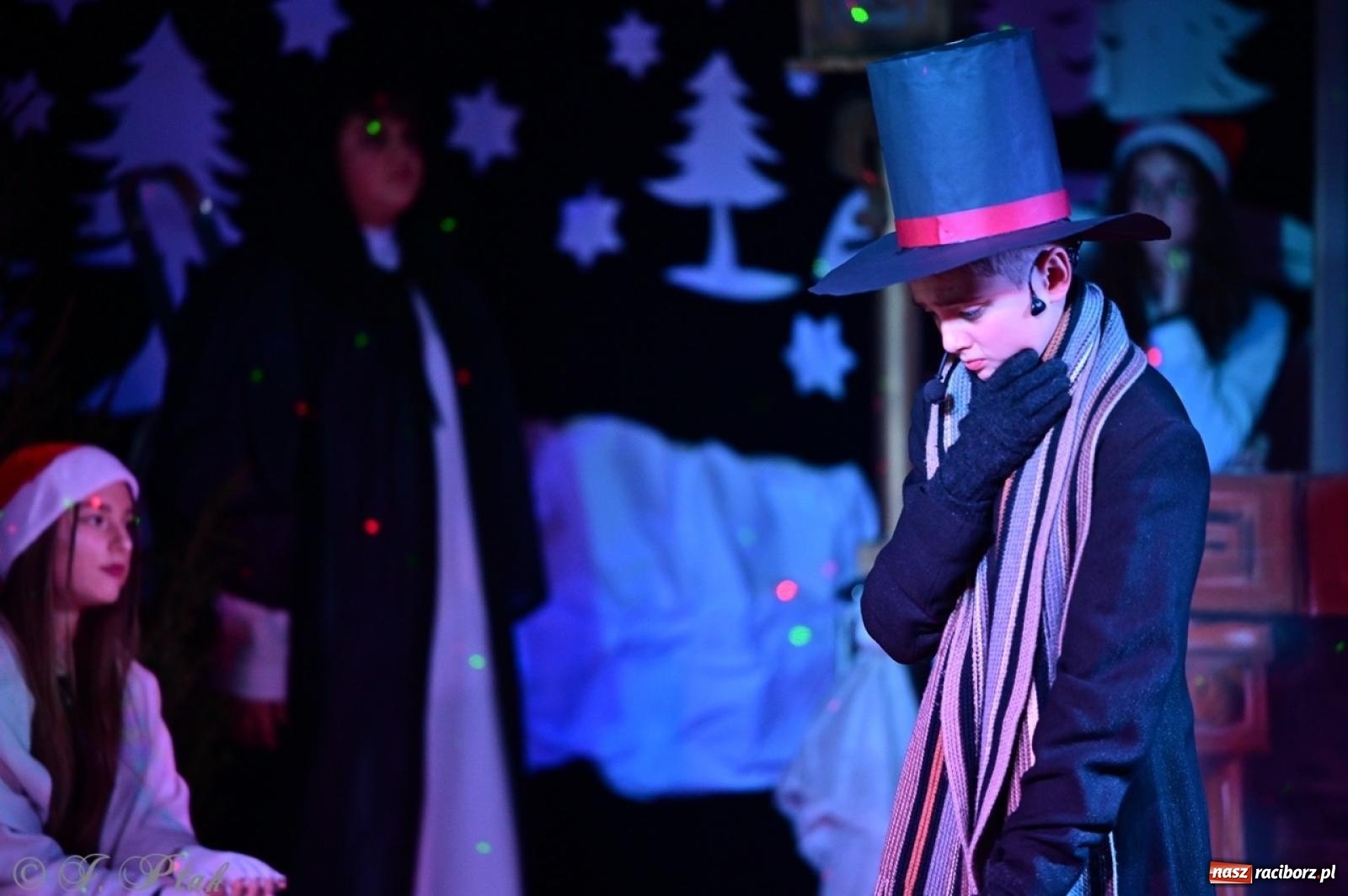 Zdjęcie w galerii na portalu naszraciborz.pl: Przemiana, nadzieja, miłość. Opowieść wigilijna na scenie SP 13 wiadomości z regionu