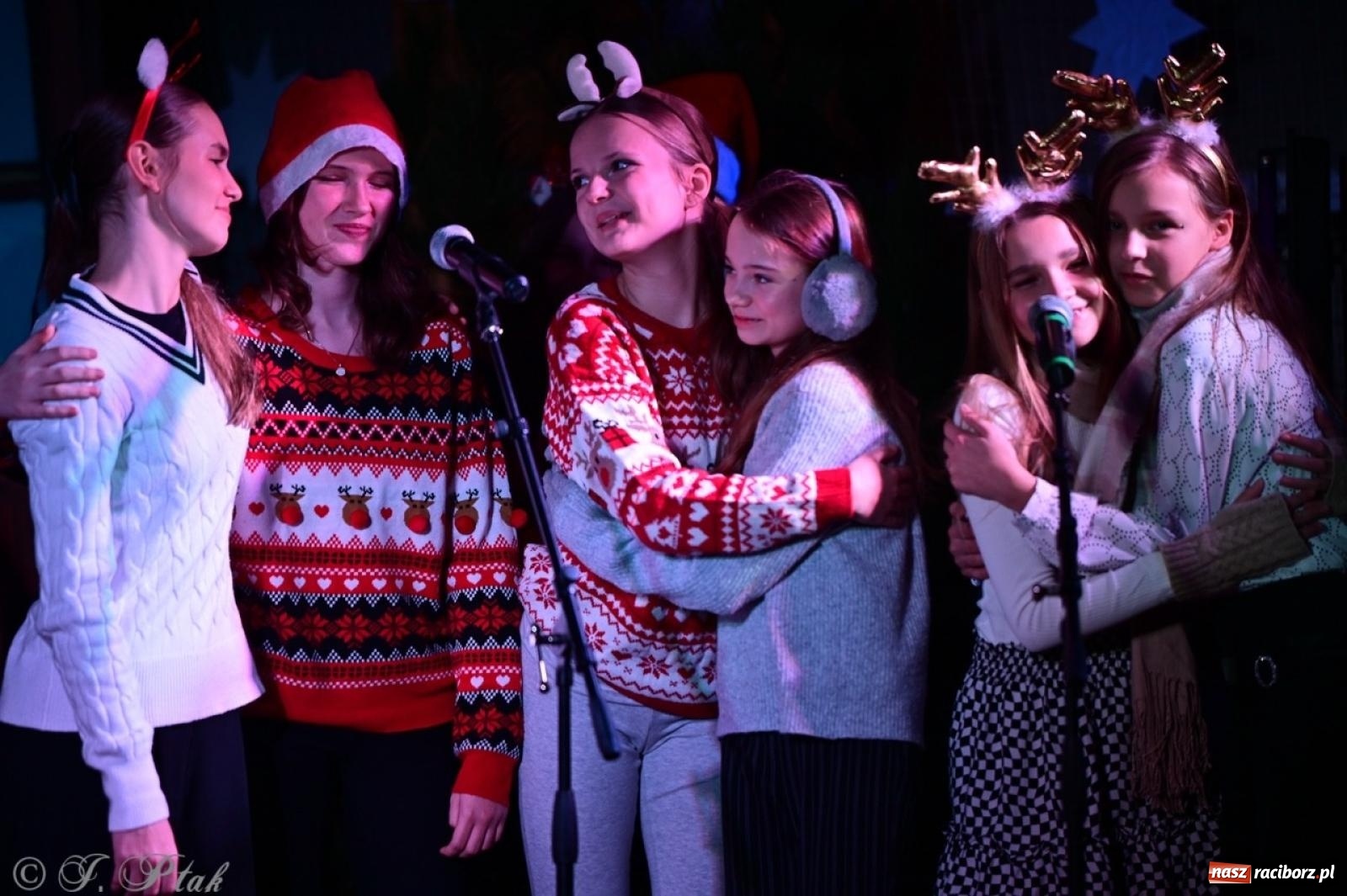 Zdjęcie w galerii na portalu naszraciborz.pl: Przemiana, nadzieja, miłość. Opowieść wigilijna na scenie SP 13 wiadomości z regionu