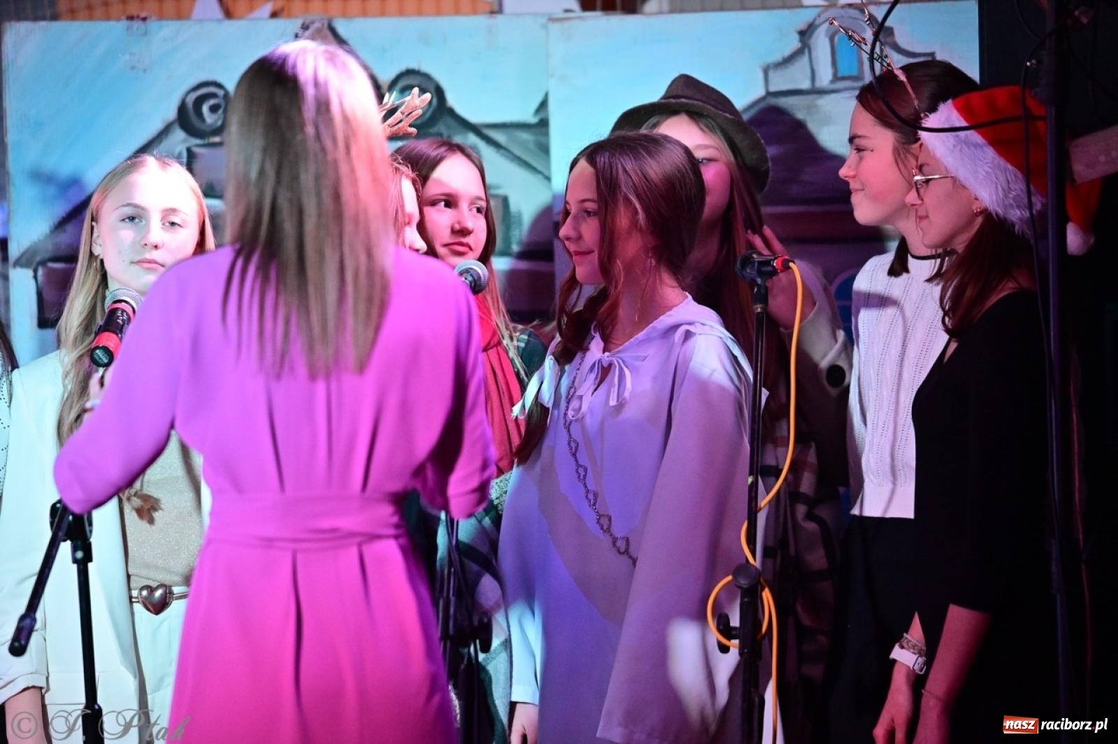 Zdjęcie w galerii na portalu naszraciborz.pl: Przemiana, nadzieja, miłość. Opowieść wigilijna na scenie SP 13 wiadomości z regionu