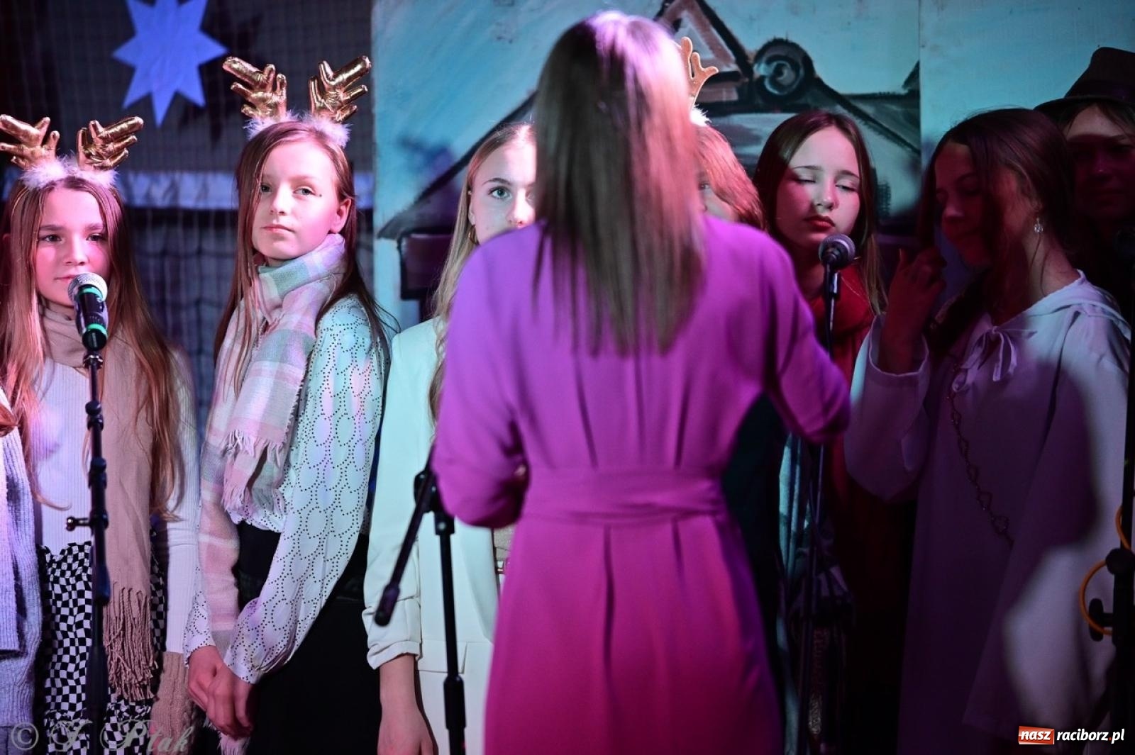 Zdjęcie w galerii na portalu naszraciborz.pl: Przemiana, nadzieja, miłość. Opowieść wigilijna na scenie SP 13 wiadomości z regionu