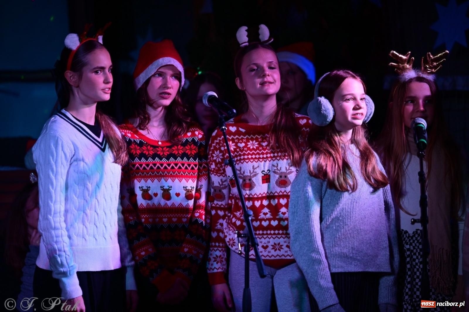 Zdjęcie w galerii na portalu naszraciborz.pl: Przemiana, nadzieja, miłość. Opowieść wigilijna na scenie SP 13 wiadomości z regionu