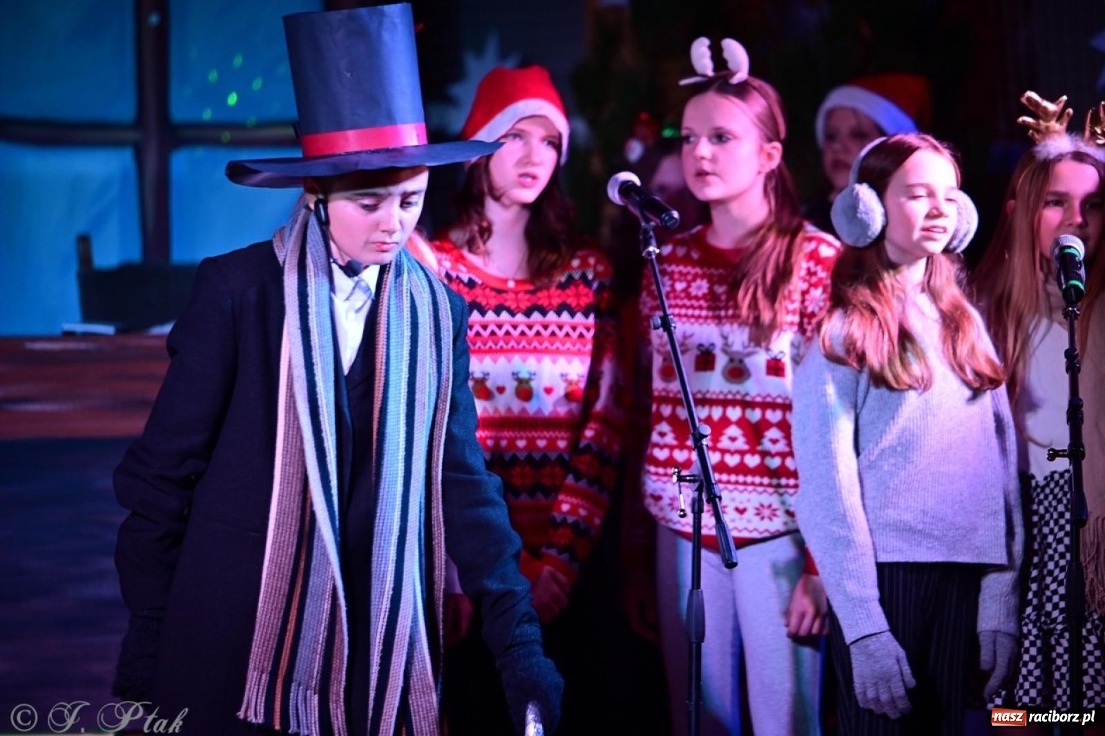 Zdjęcie w galerii na portalu naszraciborz.pl: Przemiana, nadzieja, miłość. Opowieść wigilijna na scenie SP 13 wiadomości z regionu