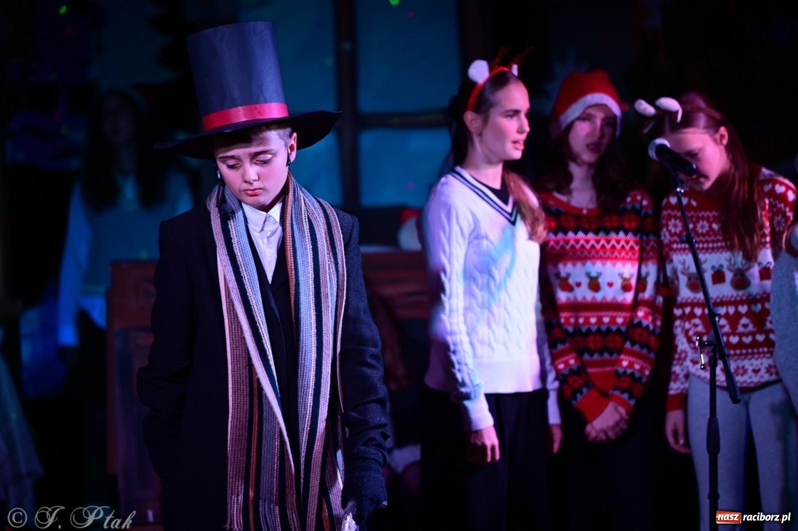 Zdjęcie w galerii na portalu naszraciborz.pl: Przemiana, nadzieja, miłość. Opowieść wigilijna na scenie SP 13 wiadomości z regionu