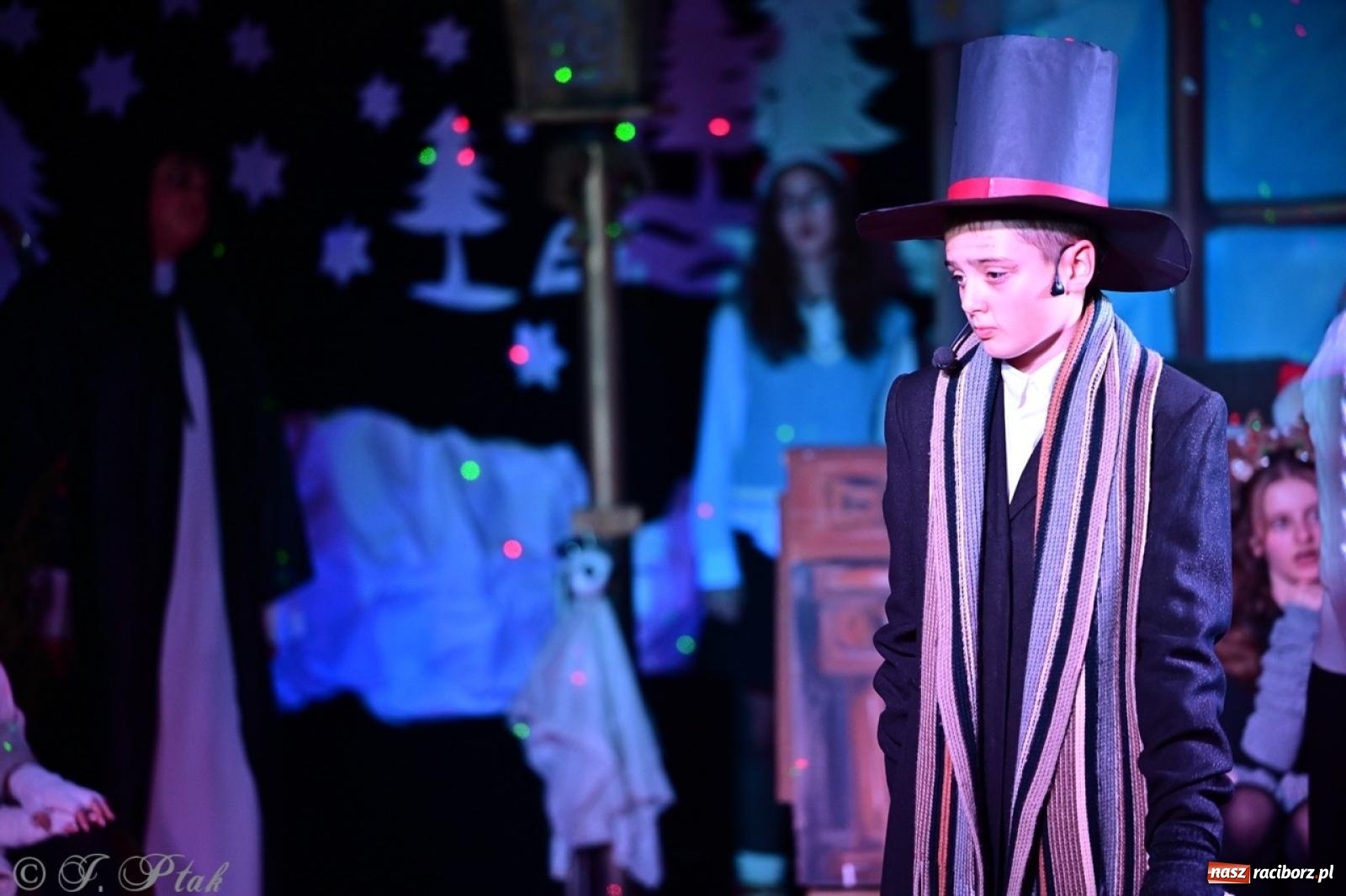Zdjęcie w galerii na portalu naszraciborz.pl: Przemiana, nadzieja, miłość. Opowieść wigilijna na scenie SP 13 wiadomości z regionu