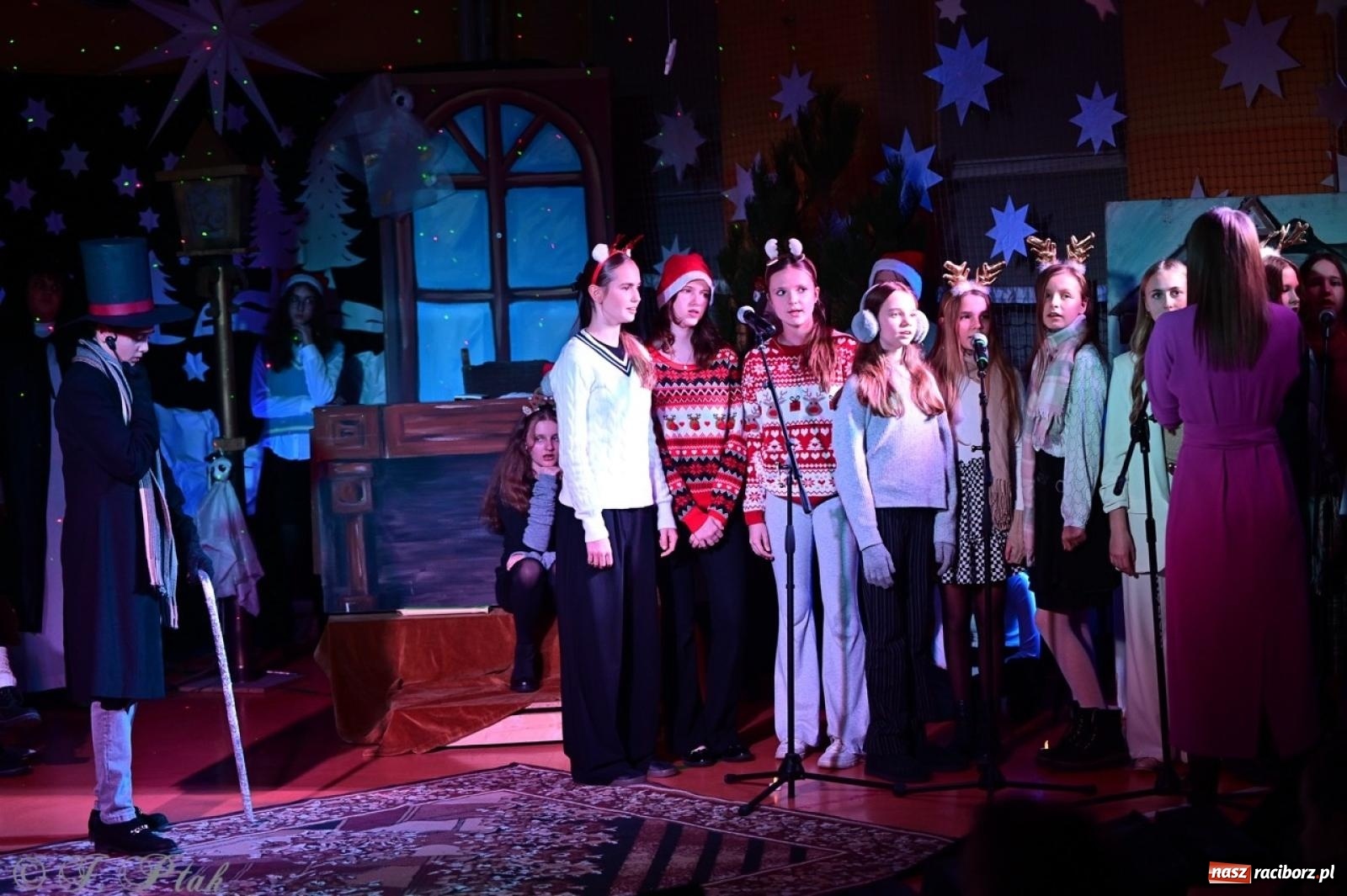 Zdjęcie w galerii na portalu naszraciborz.pl: Przemiana, nadzieja, miłość. Opowieść wigilijna na scenie SP 13 wiadomości z regionu