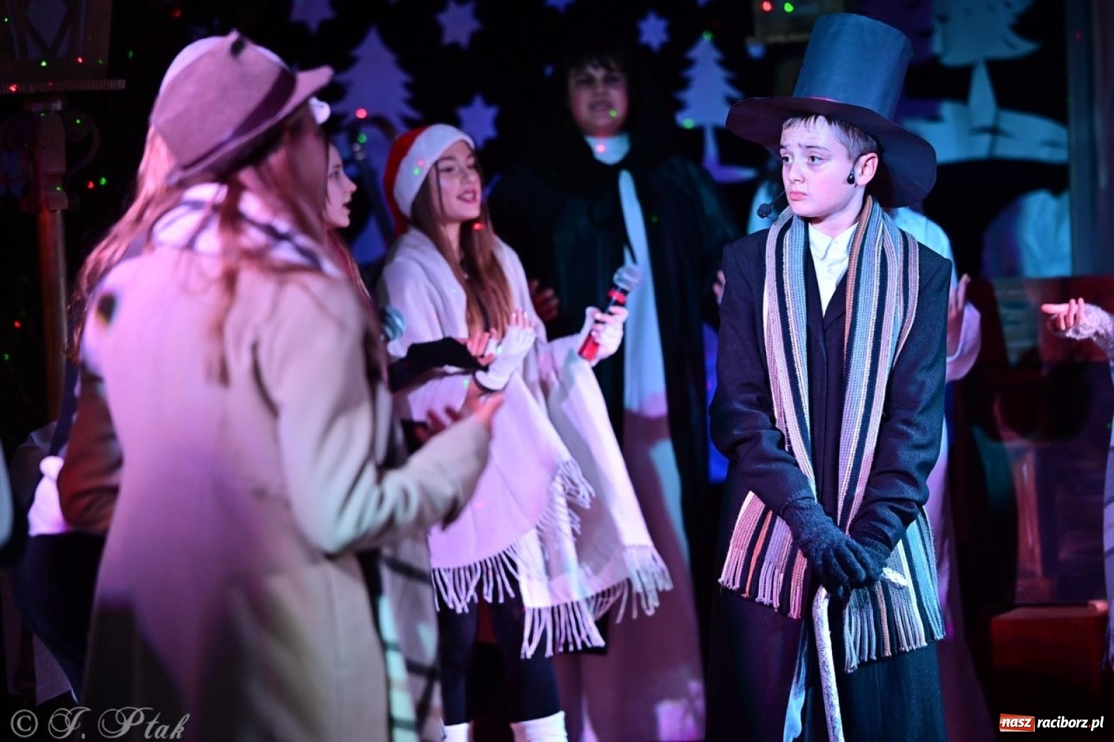 Zdjęcie w galerii na portalu naszraciborz.pl: Przemiana, nadzieja, miłość. Opowieść wigilijna na scenie SP 13 wiadomości z regionu