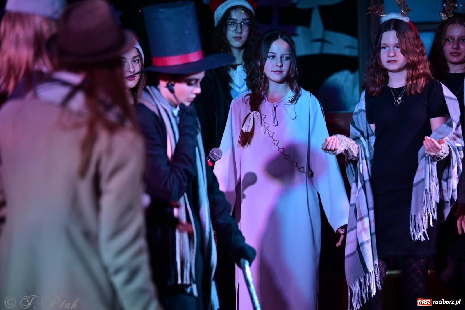 Zdjęcie w galerii na portalu naszraciborz.pl: Przemiana, nadzieja, miłość. Opowieść wigilijna na scenie SP 13 wiadomości z regionu