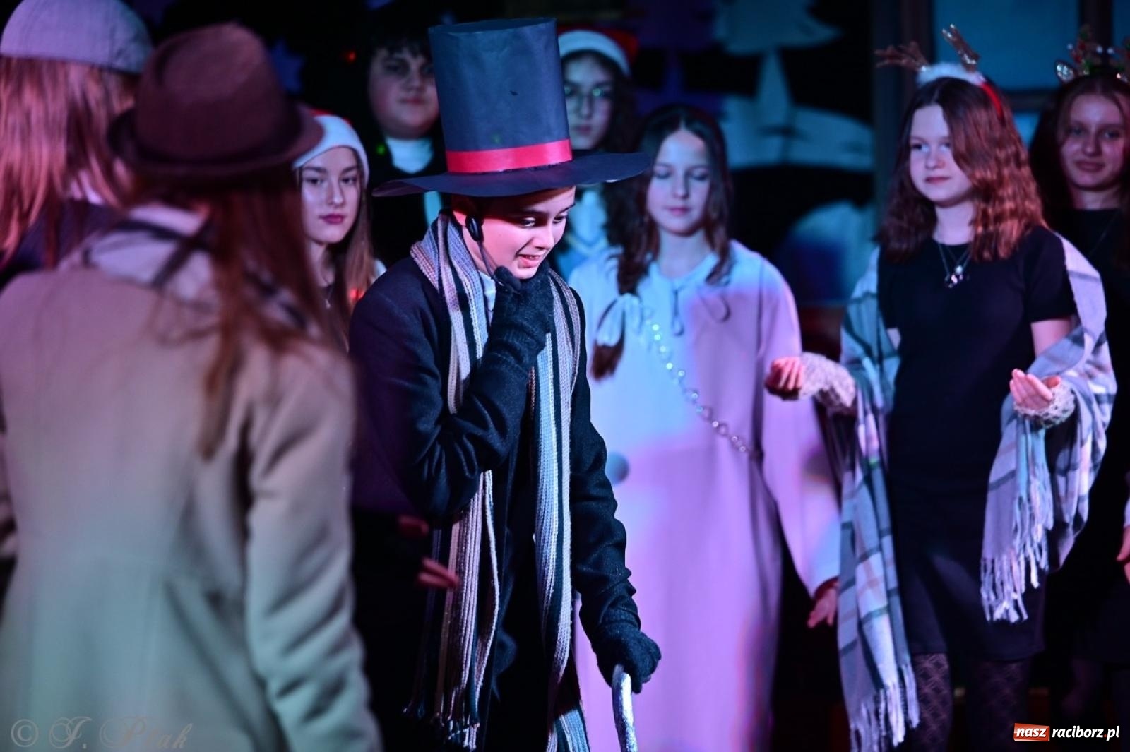 Zdjęcie w galerii na portalu naszraciborz.pl: Przemiana, nadzieja, miłość. Opowieść wigilijna na scenie SP 13 wiadomości z regionu