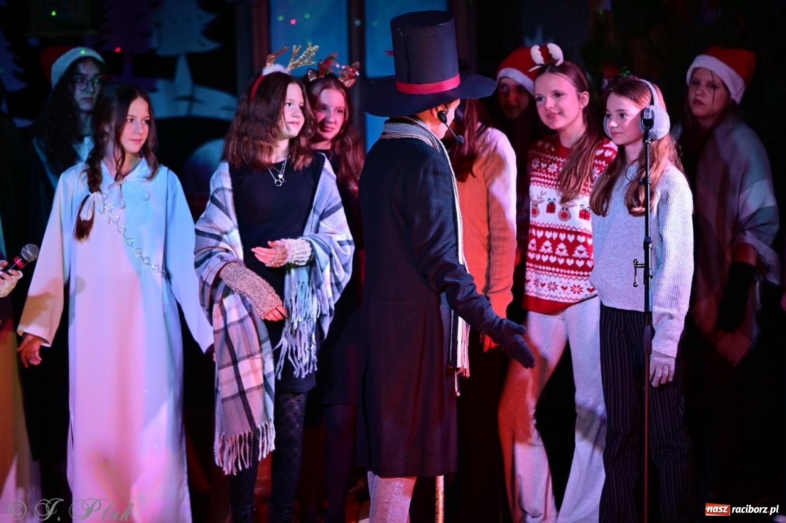 Zdjęcie w galerii na portalu naszraciborz.pl: Przemiana, nadzieja, miłość. Opowieść wigilijna na scenie SP 13 wiadomości z regionu