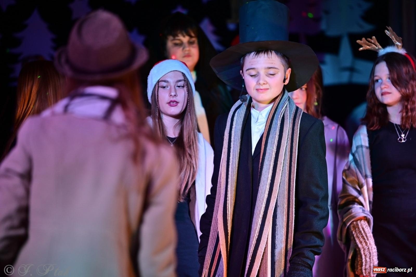 Zdjęcie w galerii na portalu naszraciborz.pl: Przemiana, nadzieja, miłość. Opowieść wigilijna na scenie SP 13 wiadomości z regionu