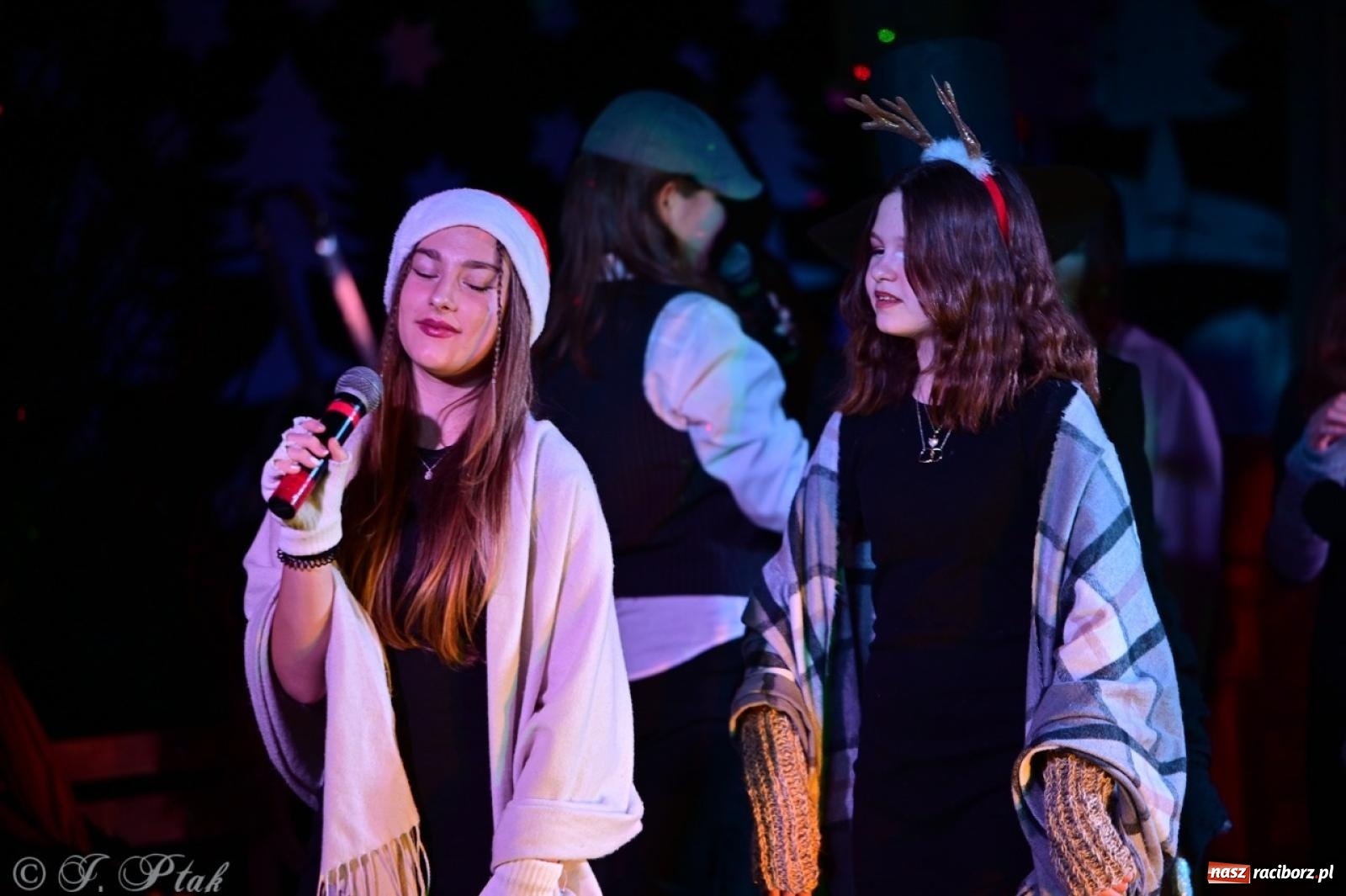 Zdjęcie w galerii na portalu naszraciborz.pl: Przemiana, nadzieja, miłość. Opowieść wigilijna na scenie SP 13 wiadomości z regionu