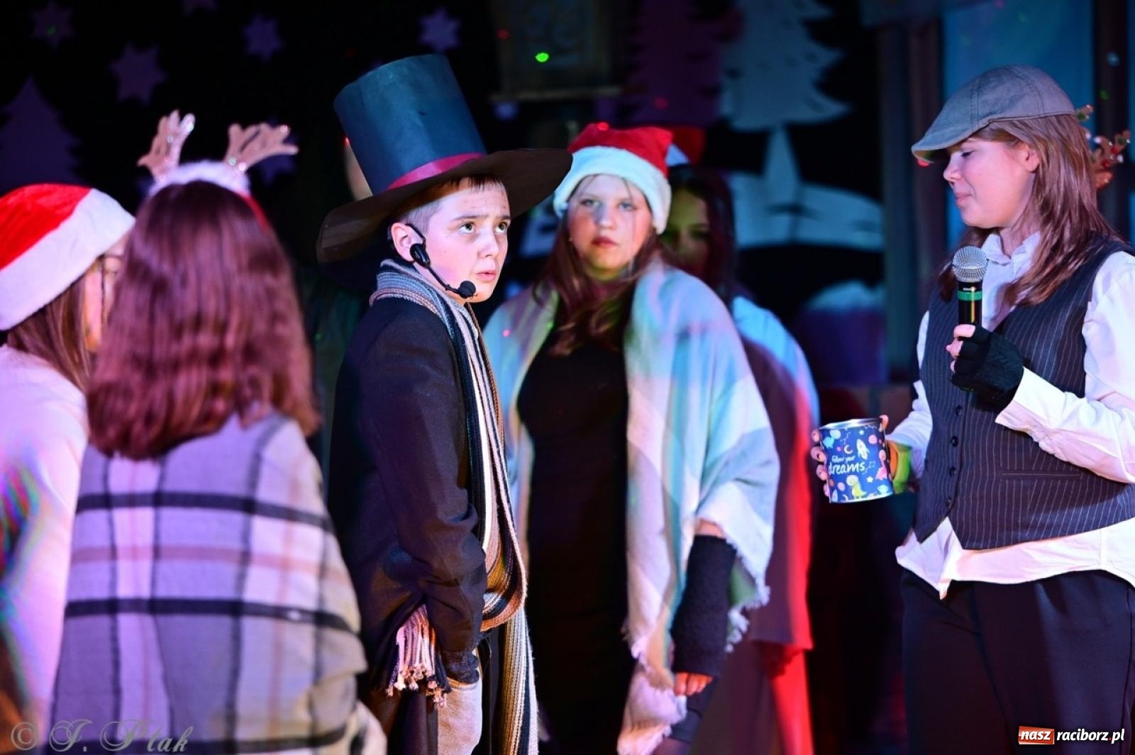 Zdjęcie w galerii na portalu naszraciborz.pl: Przemiana, nadzieja, miłość. Opowieść wigilijna na scenie SP 13 wiadomości z regionu