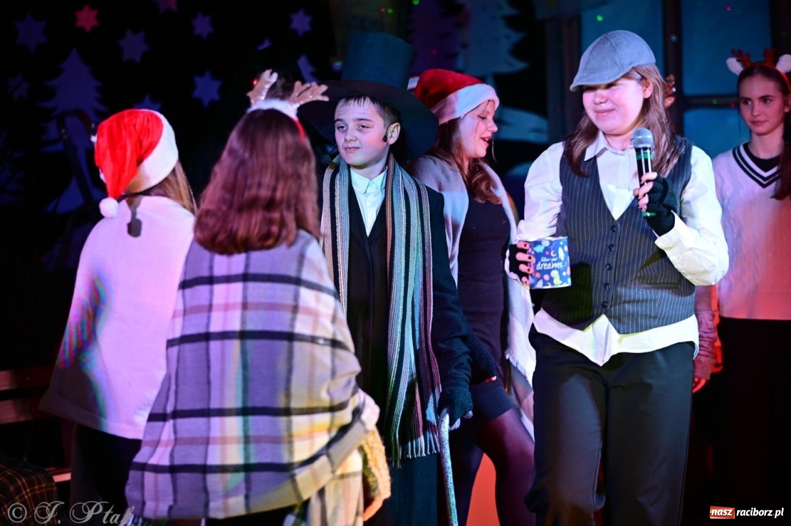 Zdjęcie w galerii na portalu naszraciborz.pl: Przemiana, nadzieja, miłość. Opowieść wigilijna na scenie SP 13 wiadomości z regionu