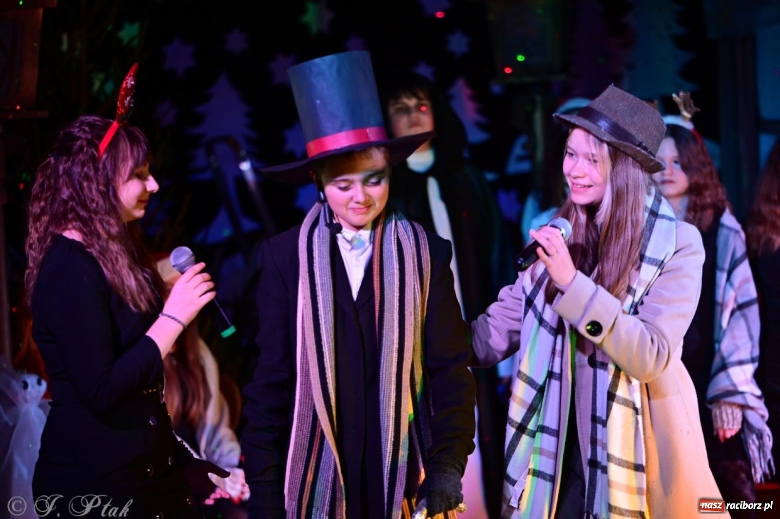 Zdjęcie w galerii na portalu naszraciborz.pl: Przemiana, nadzieja, miłość. Opowieść wigilijna na scenie SP 13 wiadomości z regionu