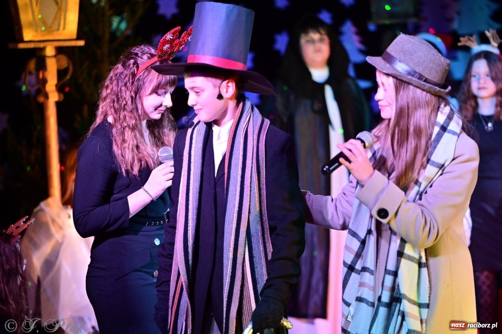 Zdjęcie w galerii na portalu naszraciborz.pl: Przemiana, nadzieja, miłość. Opowieść wigilijna na scenie SP 13 wiadomości z regionu