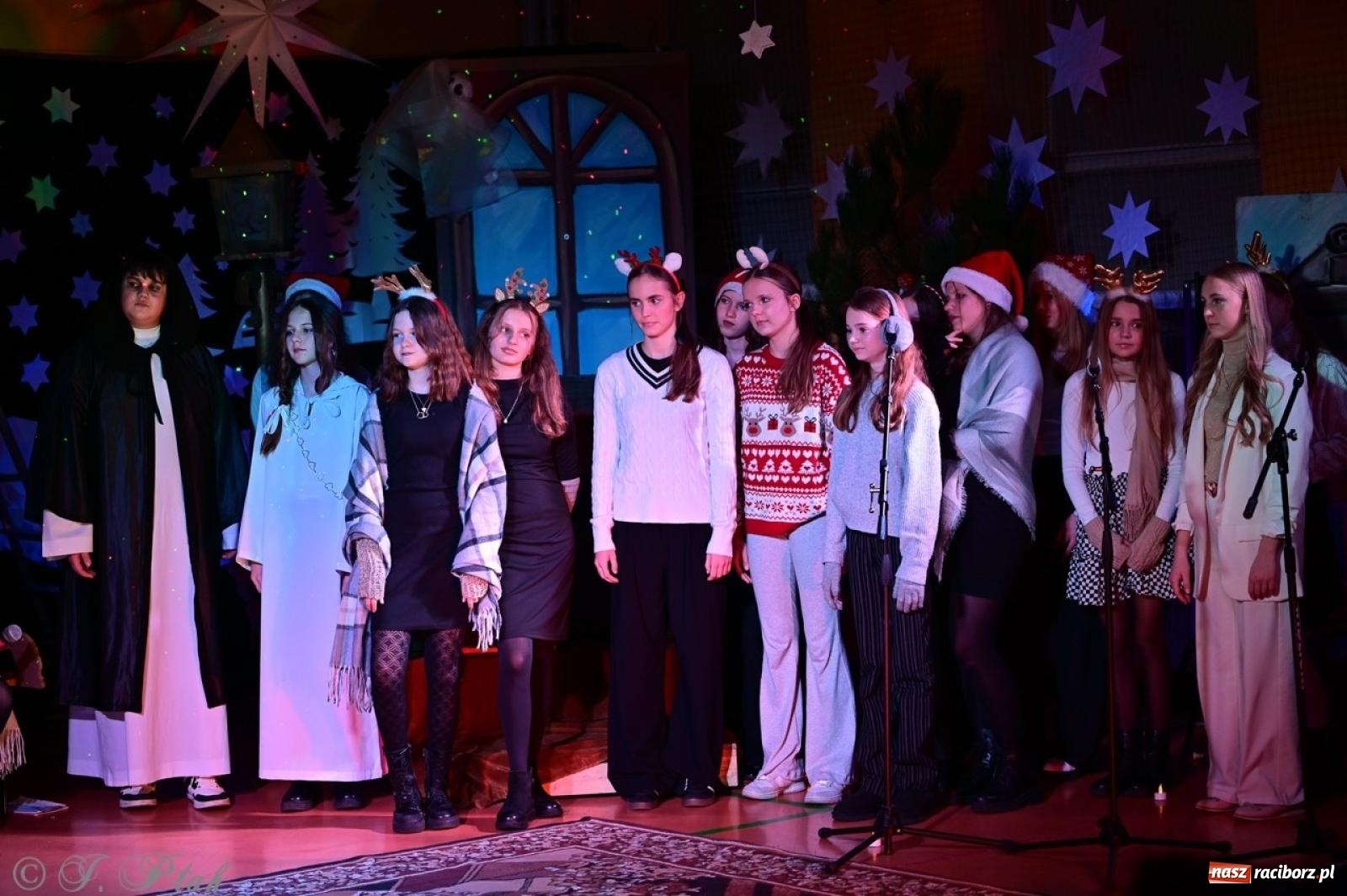 Zdjęcie w galerii na portalu naszraciborz.pl: Przemiana, nadzieja, miłość. Opowieść wigilijna na scenie SP 13 wiadomości z regionu