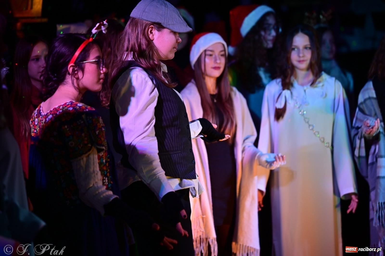 Zdjęcie w galerii na portalu naszraciborz.pl: Przemiana, nadzieja, miłość. Opowieść wigilijna na scenie SP 13 wiadomości z regionu