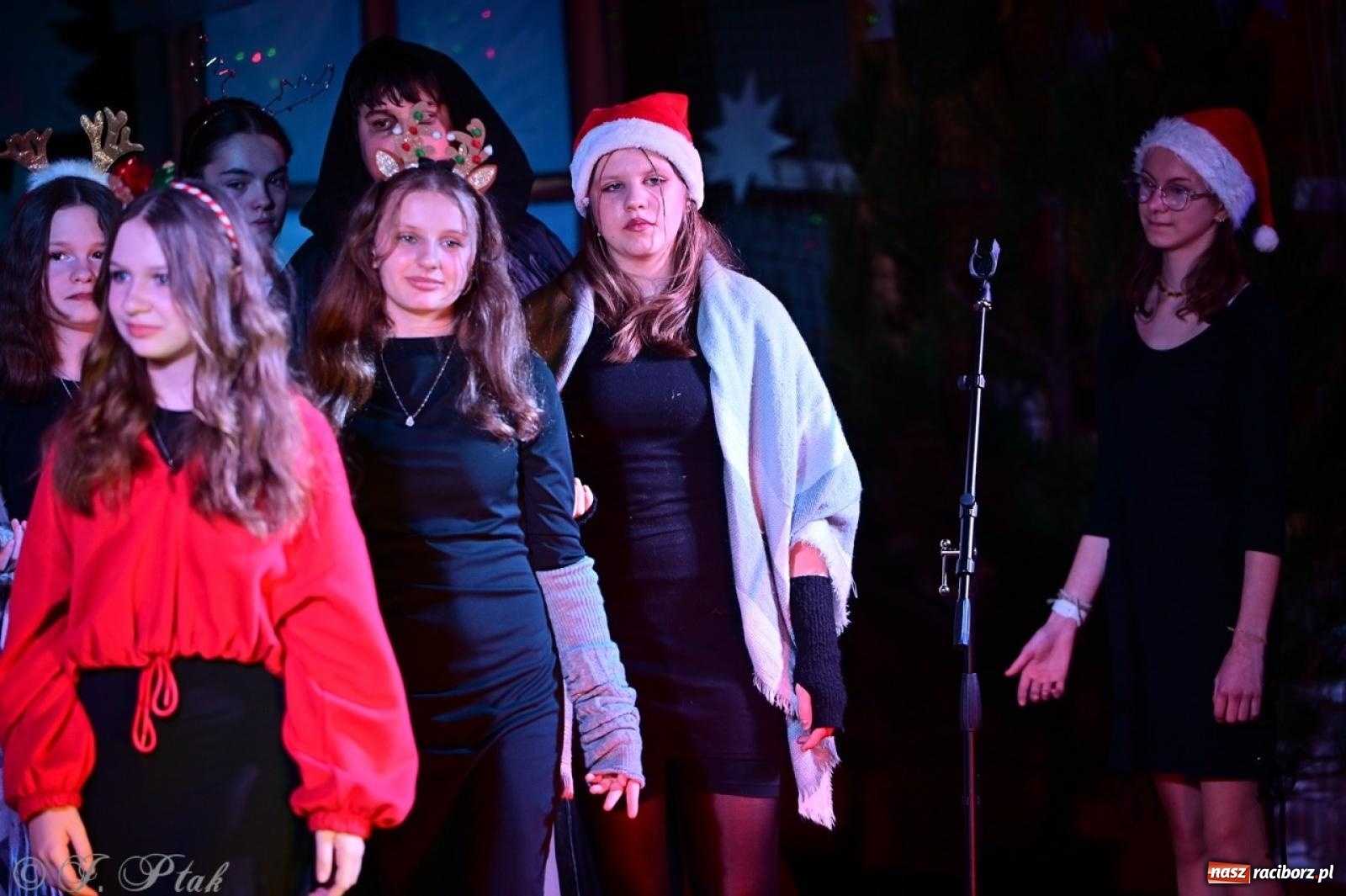 Zdjęcie w galerii na portalu naszraciborz.pl: Przemiana, nadzieja, miłość. Opowieść wigilijna na scenie SP 13 wiadomości z regionu