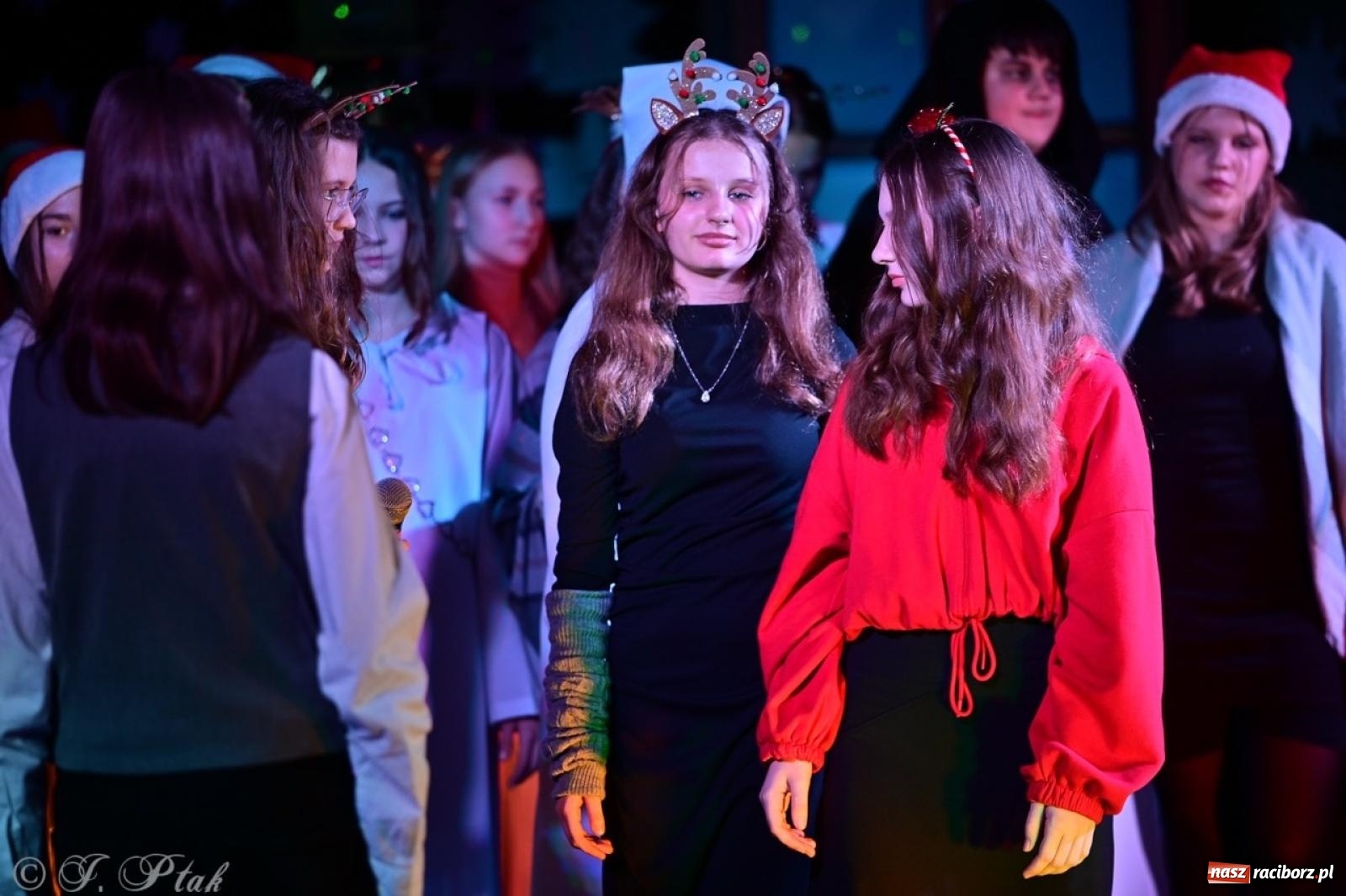 Zdjęcie w galerii na portalu naszraciborz.pl: Przemiana, nadzieja, miłość. Opowieść wigilijna na scenie SP 13 wiadomości z regionu