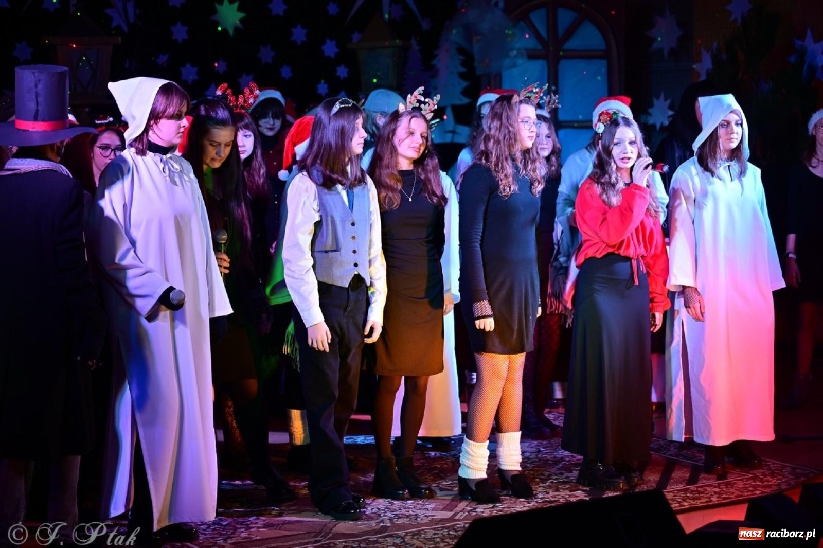 Zdjęcie w galerii na portalu naszraciborz.pl: Przemiana, nadzieja, miłość. Opowieść wigilijna na scenie SP 13 wiadomości z regionu