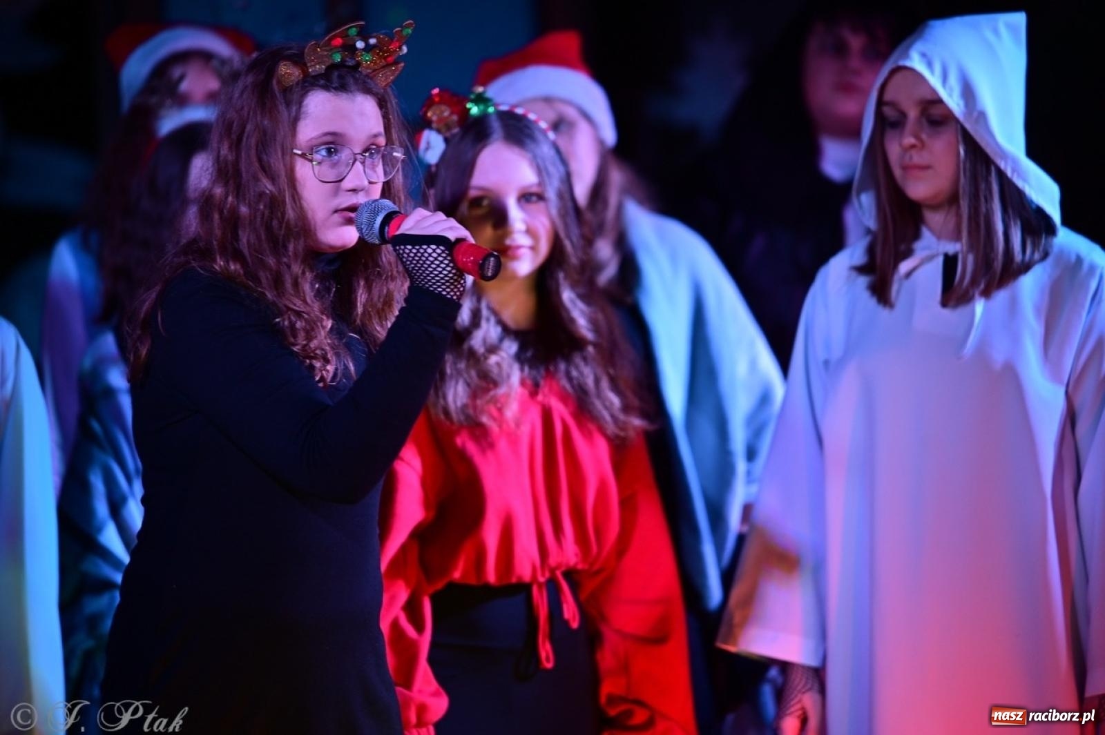Zdjęcie w galerii na portalu naszraciborz.pl: Przemiana, nadzieja, miłość. Opowieść wigilijna na scenie SP 13 wiadomości z regionu