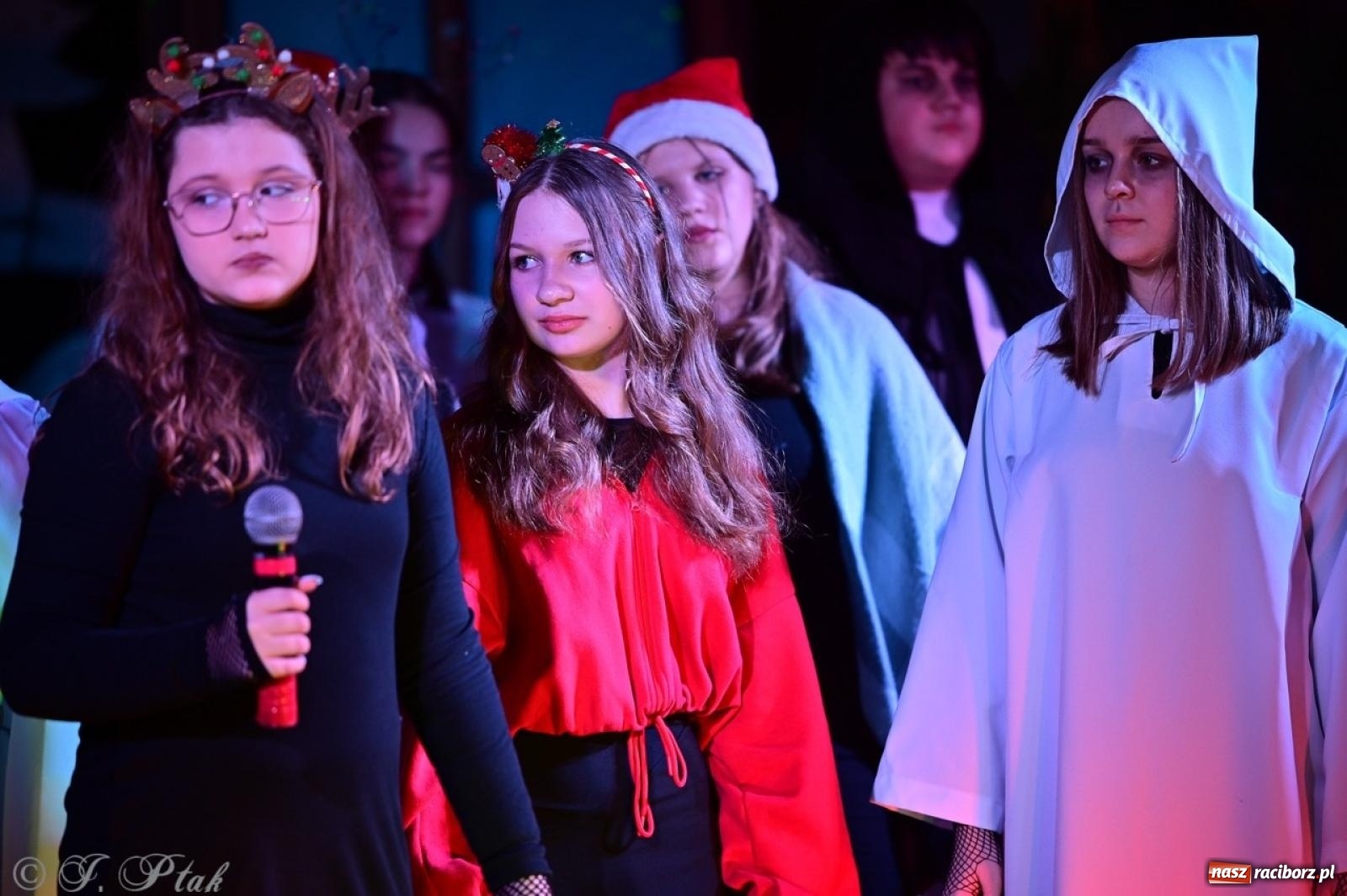 Zdjęcie w galerii na portalu naszraciborz.pl: Przemiana, nadzieja, miłość. Opowieść wigilijna na scenie SP 13 wiadomości z regionu