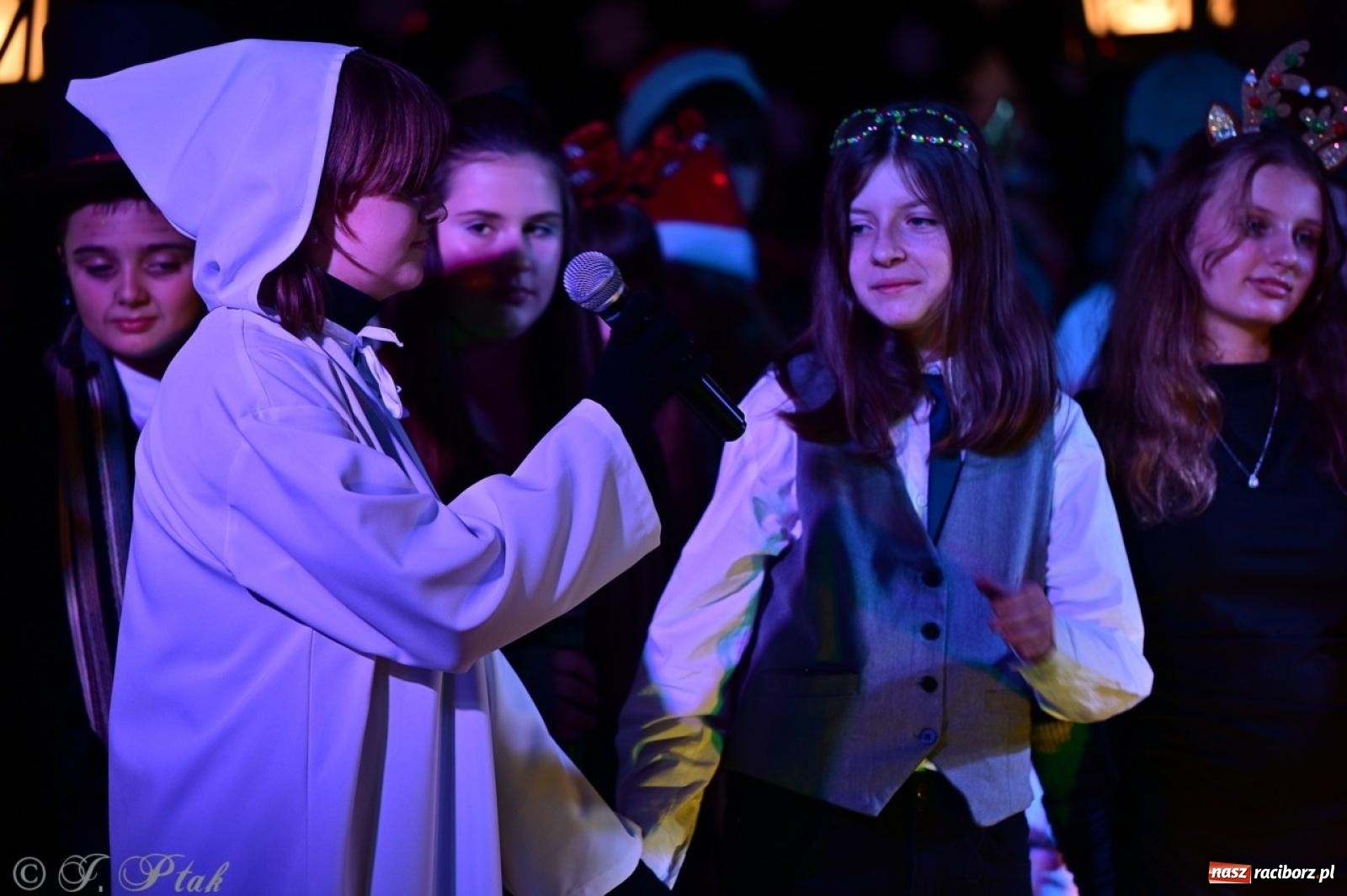 Zdjęcie w galerii na portalu naszraciborz.pl: Przemiana, nadzieja, miłość. Opowieść wigilijna na scenie SP 13 wiadomości z regionu