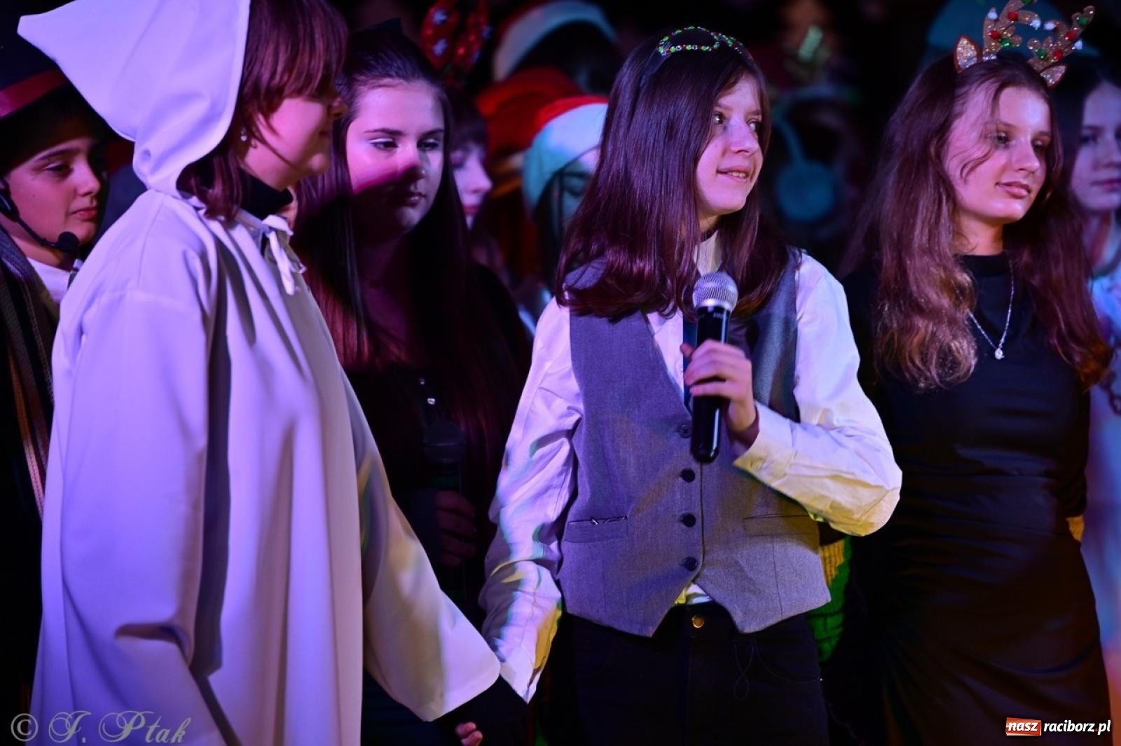 Zdjęcie w galerii na portalu naszraciborz.pl: Przemiana, nadzieja, miłość. Opowieść wigilijna na scenie SP 13 wiadomości z regionu