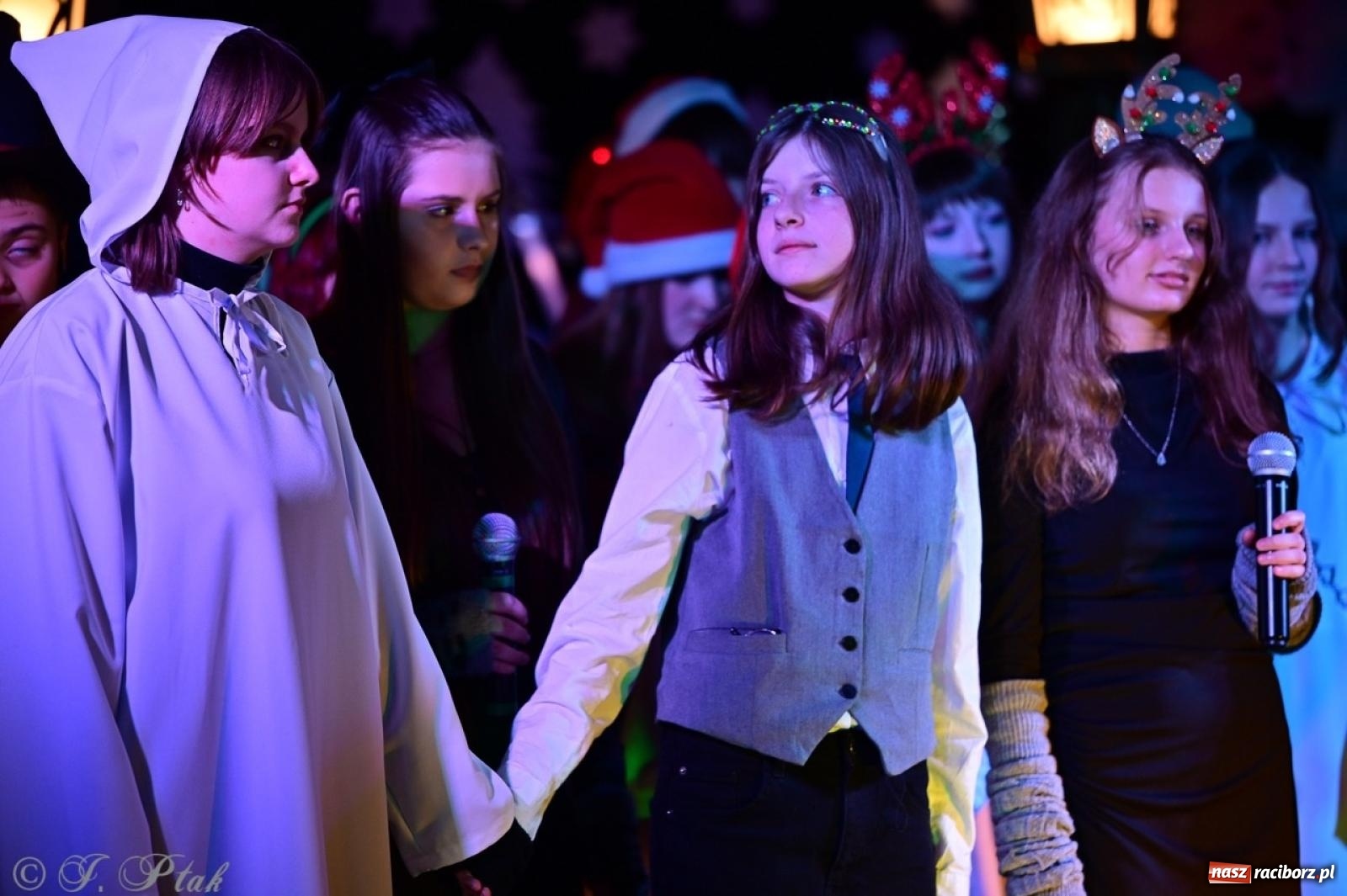 Zdjęcie w galerii na portalu naszraciborz.pl: Przemiana, nadzieja, miłość. Opowieść wigilijna na scenie SP 13 wiadomości z regionu