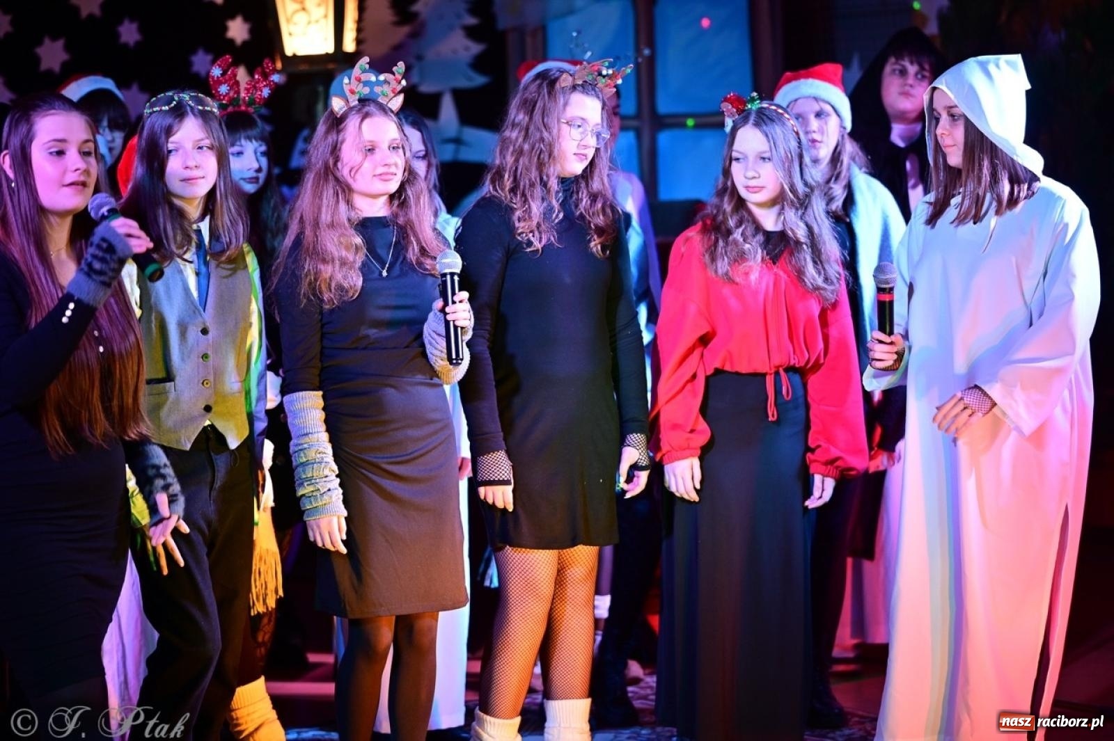 Zdjęcie w galerii na portalu naszraciborz.pl: Przemiana, nadzieja, miłość. Opowieść wigilijna na scenie SP 13 wiadomości z regionu