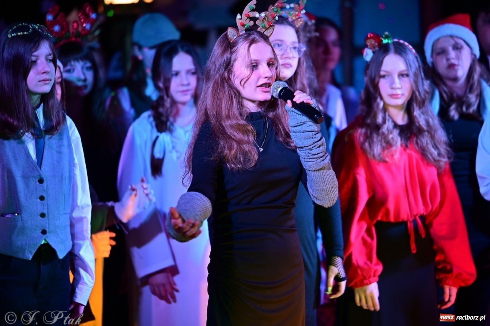 Zdjęcie w galerii na portalu naszraciborz.pl: Przemiana, nadzieja, miłość. Opowieść wigilijna na scenie SP 13 wiadomości z regionu